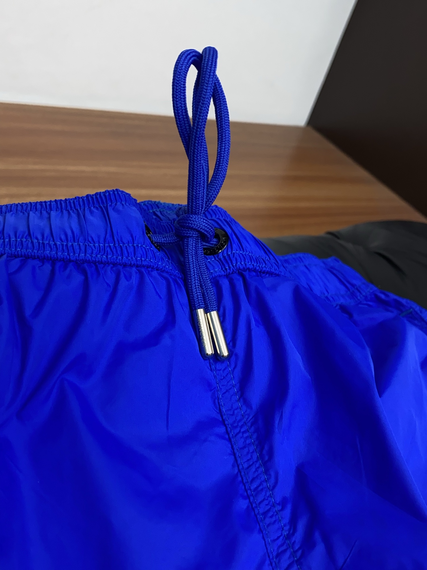 Moncler 蒙口 2026新款速干短袖 这款短裤采用高密速干锦纶面料，触感轻薄顺滑，兼具良好的抗皱性
