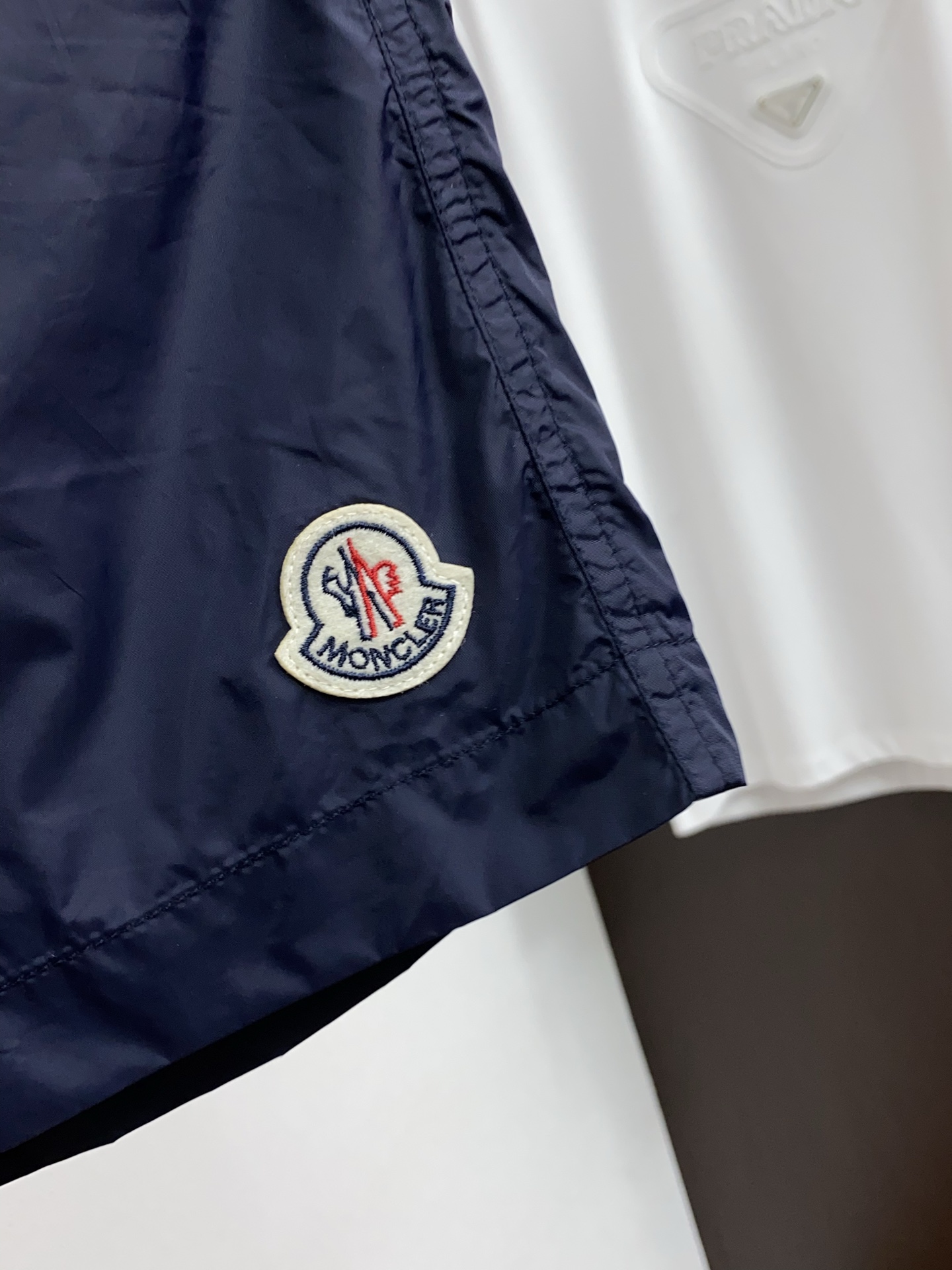 Moncler 蒙口 2026新款速干短袖 这款短裤采用高密速干锦纶面料，触感轻薄顺滑，兼具良好的抗皱性