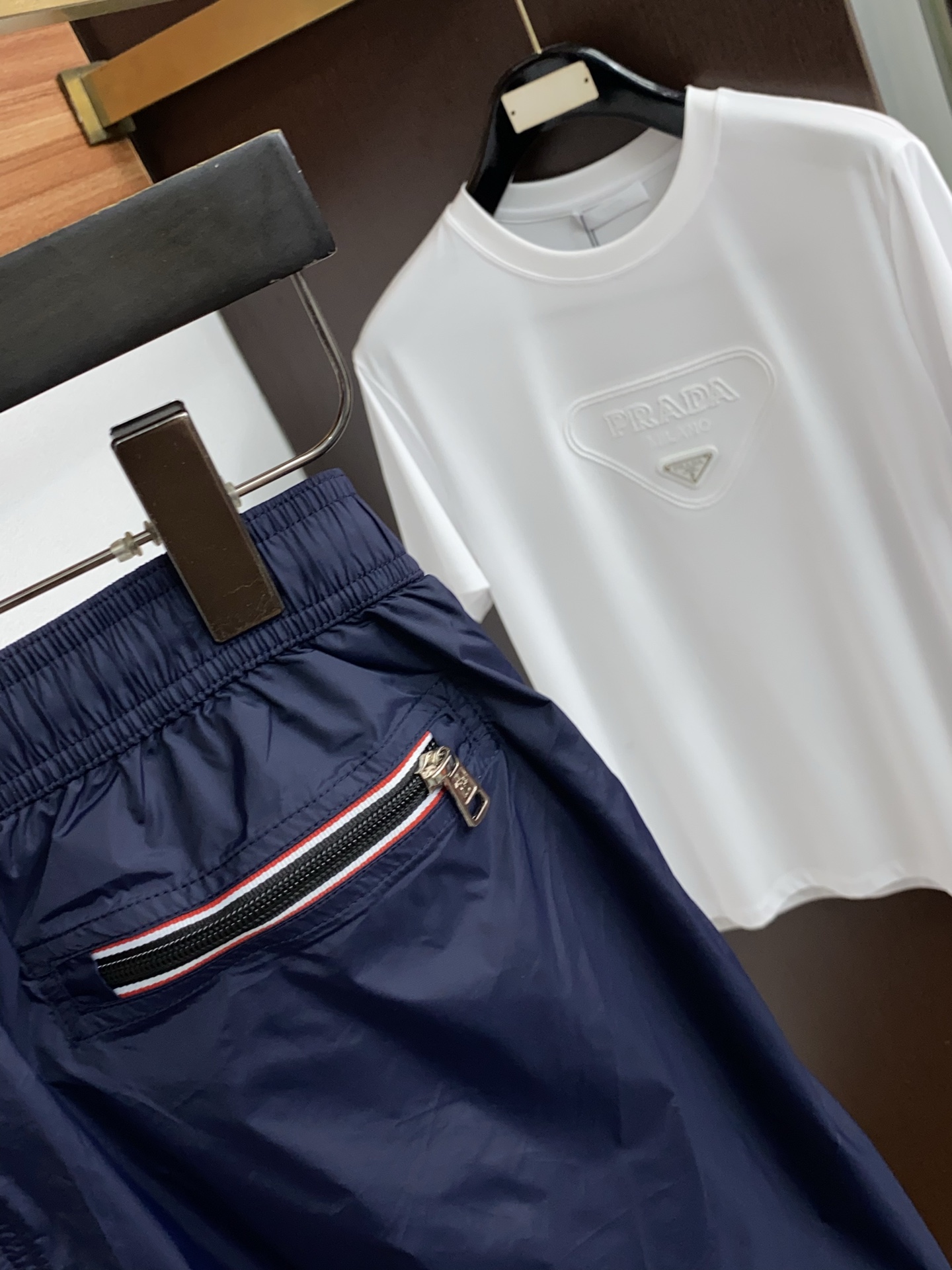 Moncler 蒙口 2026新款速干短袖 这款短裤采用高密速干锦纶面料，触感轻薄顺滑，兼具良好的抗皱性
