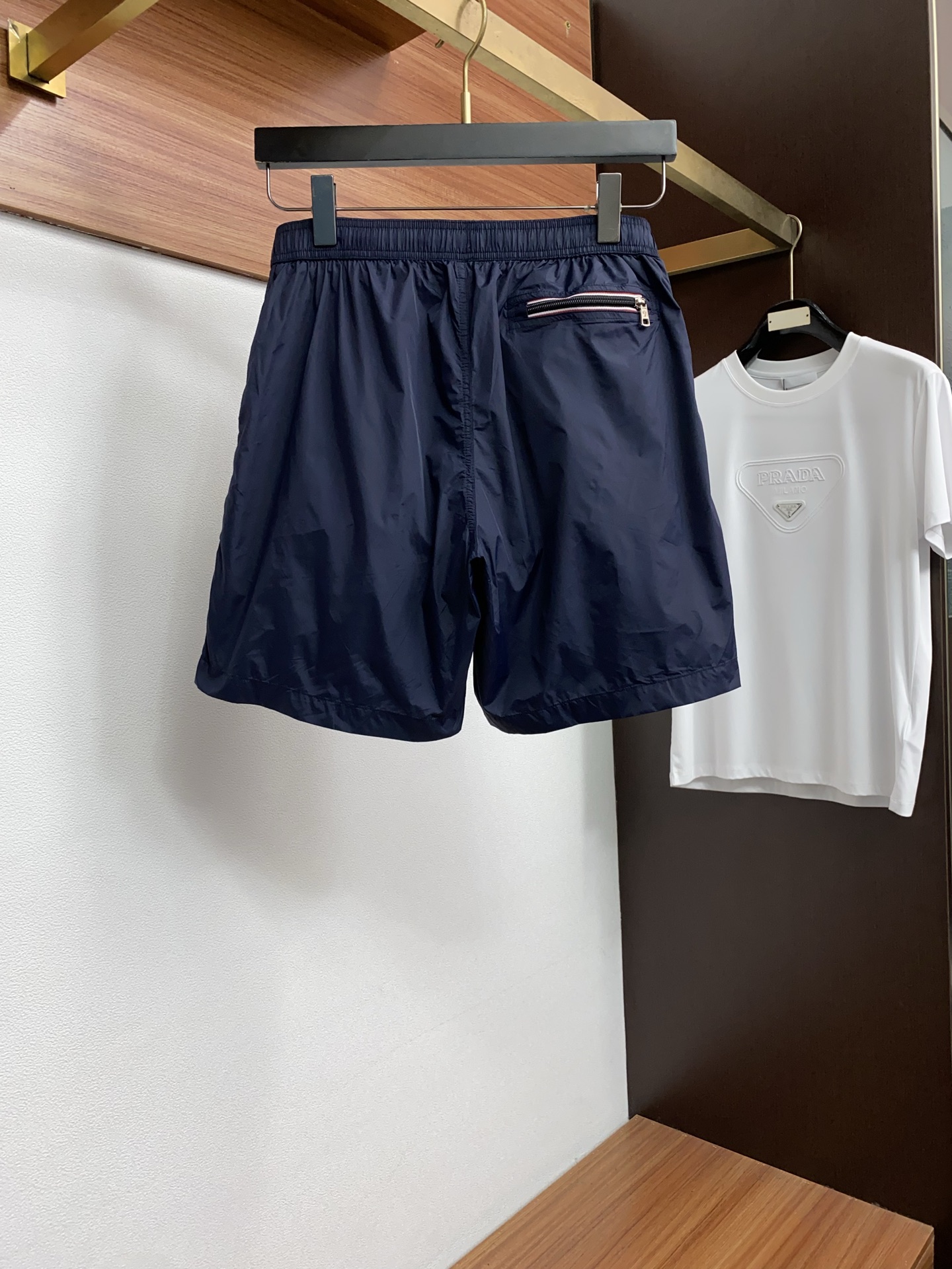 Moncler 蒙口 2026新款速干短袖 这款短裤采用高密速干锦纶面料，触感轻薄顺滑，兼具良好的抗皱性