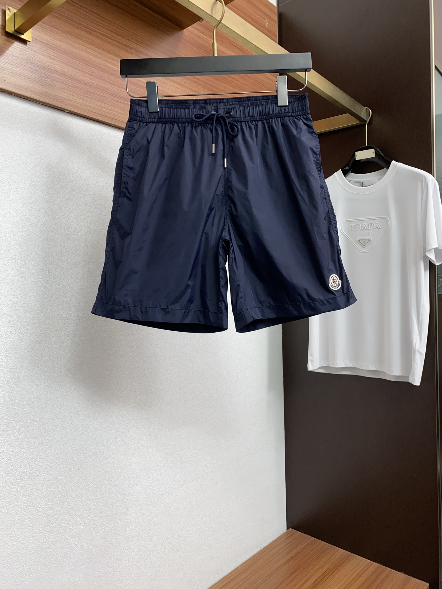 Moncler 蒙口 2026新款速干短袖 这款短裤采用高密速干锦纶面料，触感轻薄顺滑，兼具良好的抗皱性