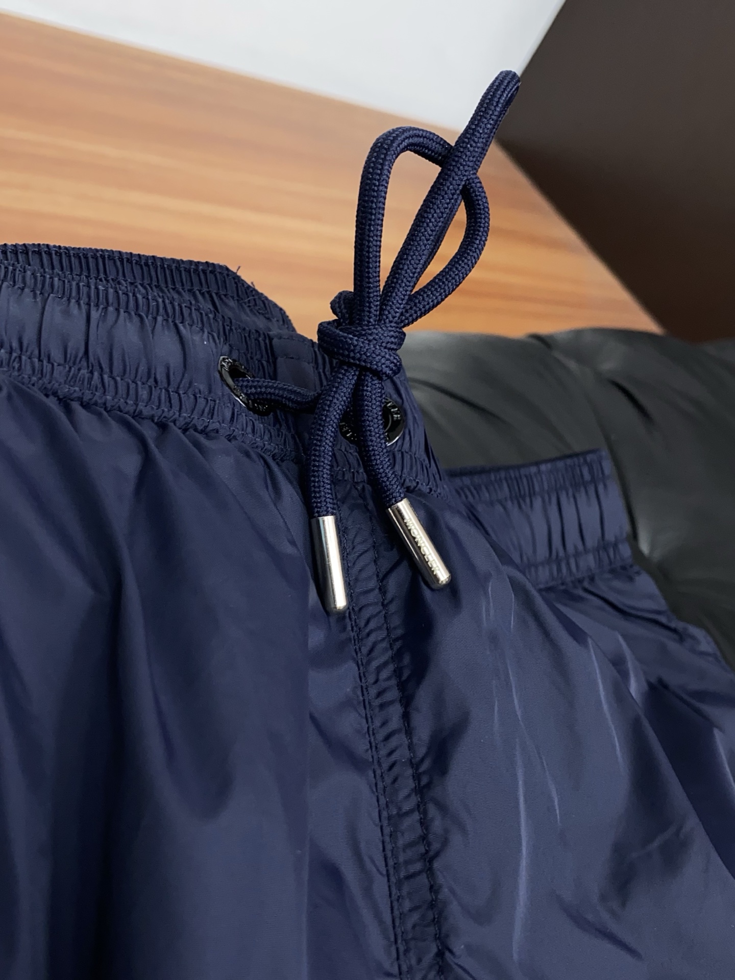 Moncler 蒙口 2026新款速干短袖 这款短裤采用高密速干锦纶面料，触感轻薄顺滑，兼具良好的抗皱性