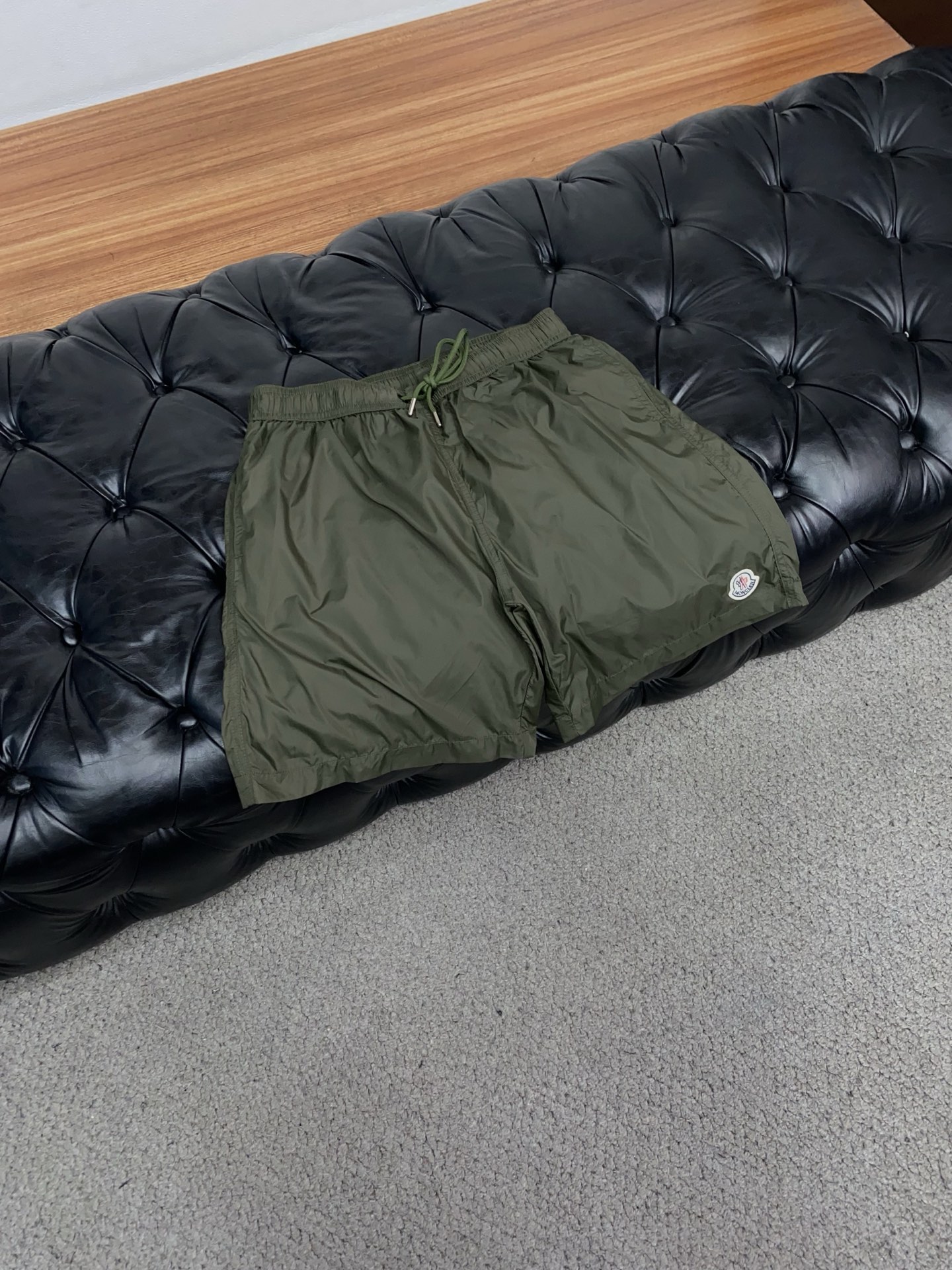 Moncler 蒙口 2026新款速干短袖 这款短裤采用高密速干锦纶面料，触感轻薄顺滑，兼具良好的抗皱性