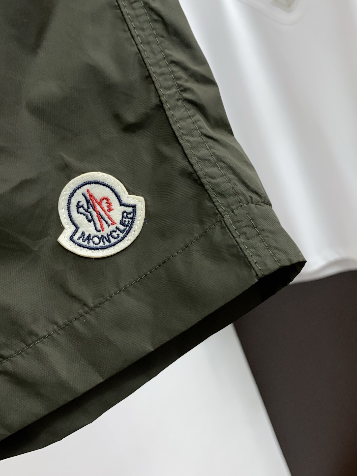 Moncler 蒙口 2026新款速干短袖 这款短裤采用高密速干锦纶面料，触感轻薄顺滑，兼具良好的抗皱性