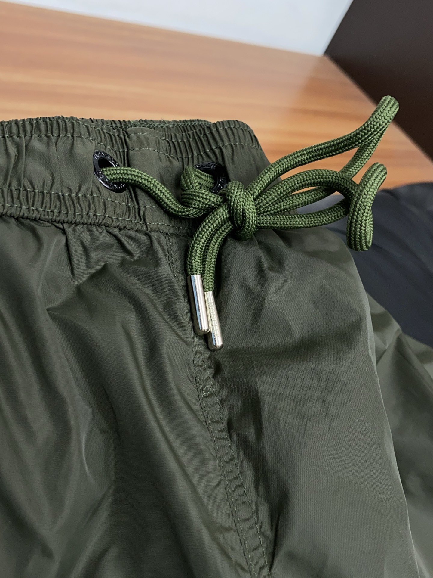Moncler 蒙口 2026新款速干短袖 这款短裤采用高密速干锦纶面料，触感轻薄顺滑，兼具良好的抗皱性