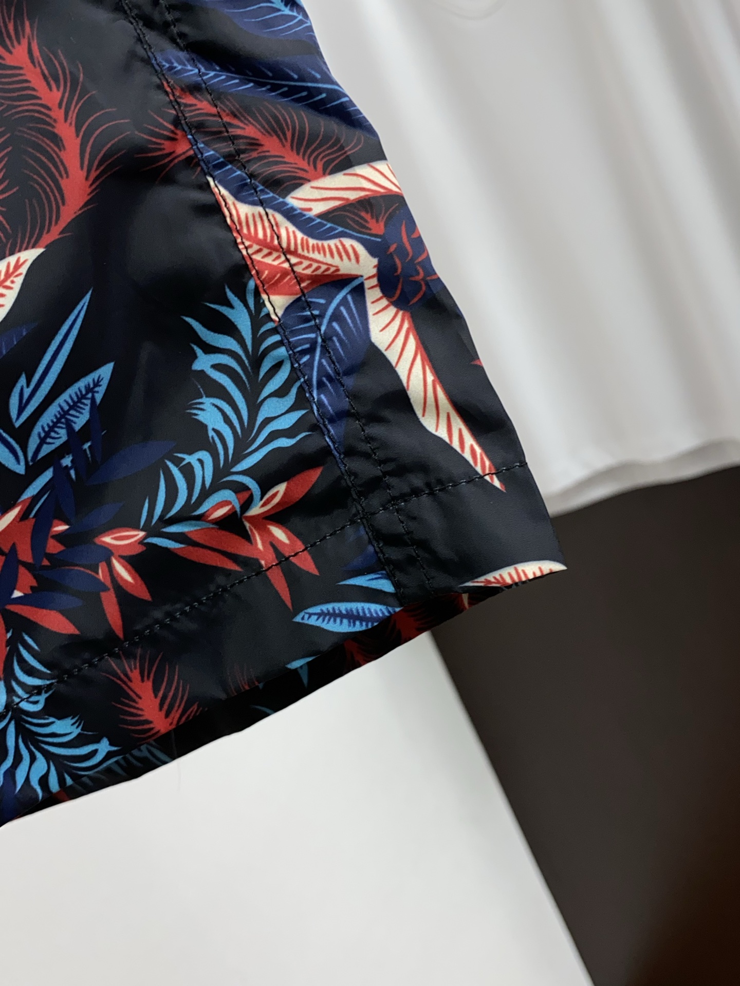 Moncler 蒙口 2026新款速干短袖 这款短裤采用高密速干锦纶面料，触感轻薄顺滑，兼具良好的抗皱性