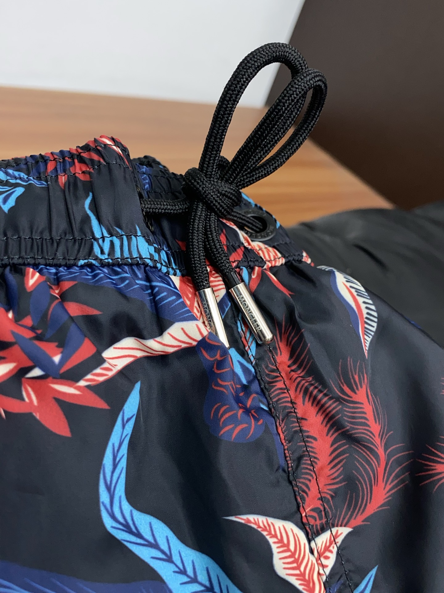 Moncler 蒙口 2026新款速干短袖 这款短裤采用高密速干锦纶面料，触感轻薄顺滑，兼具良好的抗皱性