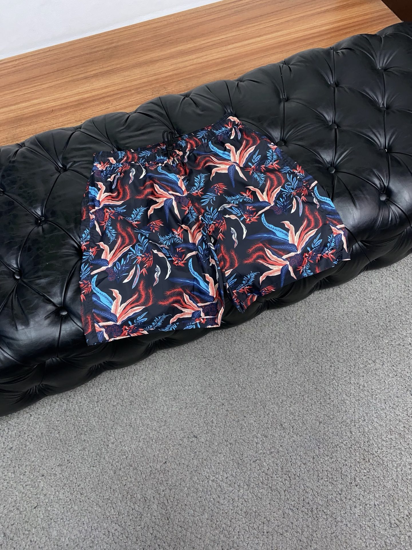 Moncler 蒙口 2026新款速干短袖 这款短裤采用高密速干锦纶面料，触感轻薄顺滑，兼具良好的抗皱性