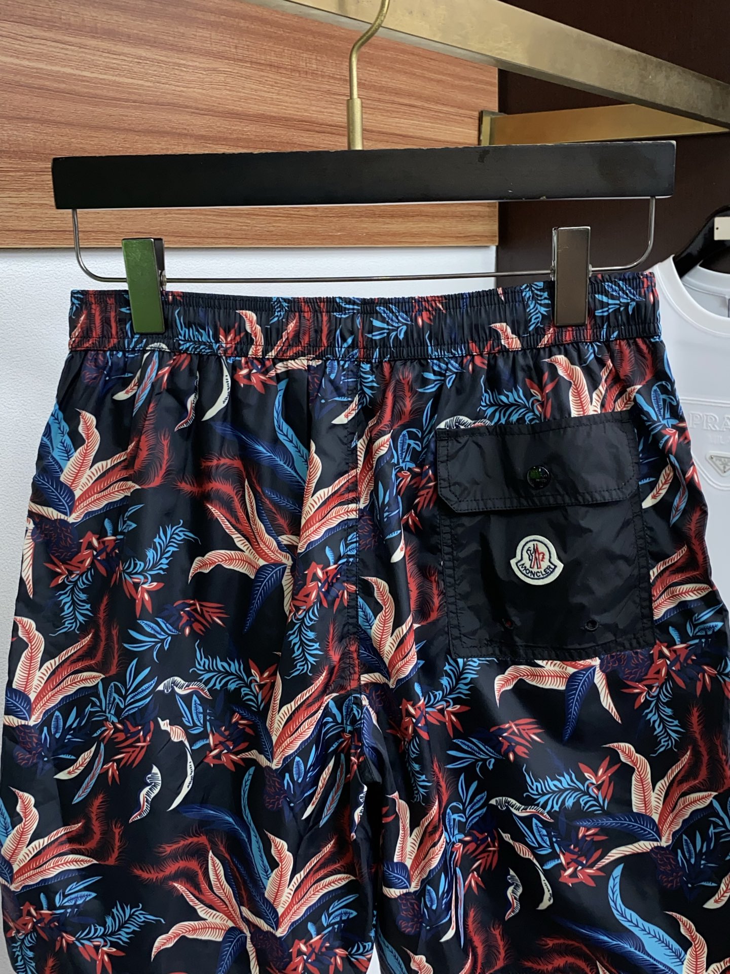 Moncler 蒙口 2026新款速干短袖 这款短裤采用高密速干锦纶面料，触感轻薄顺滑，兼具良好的抗皱性