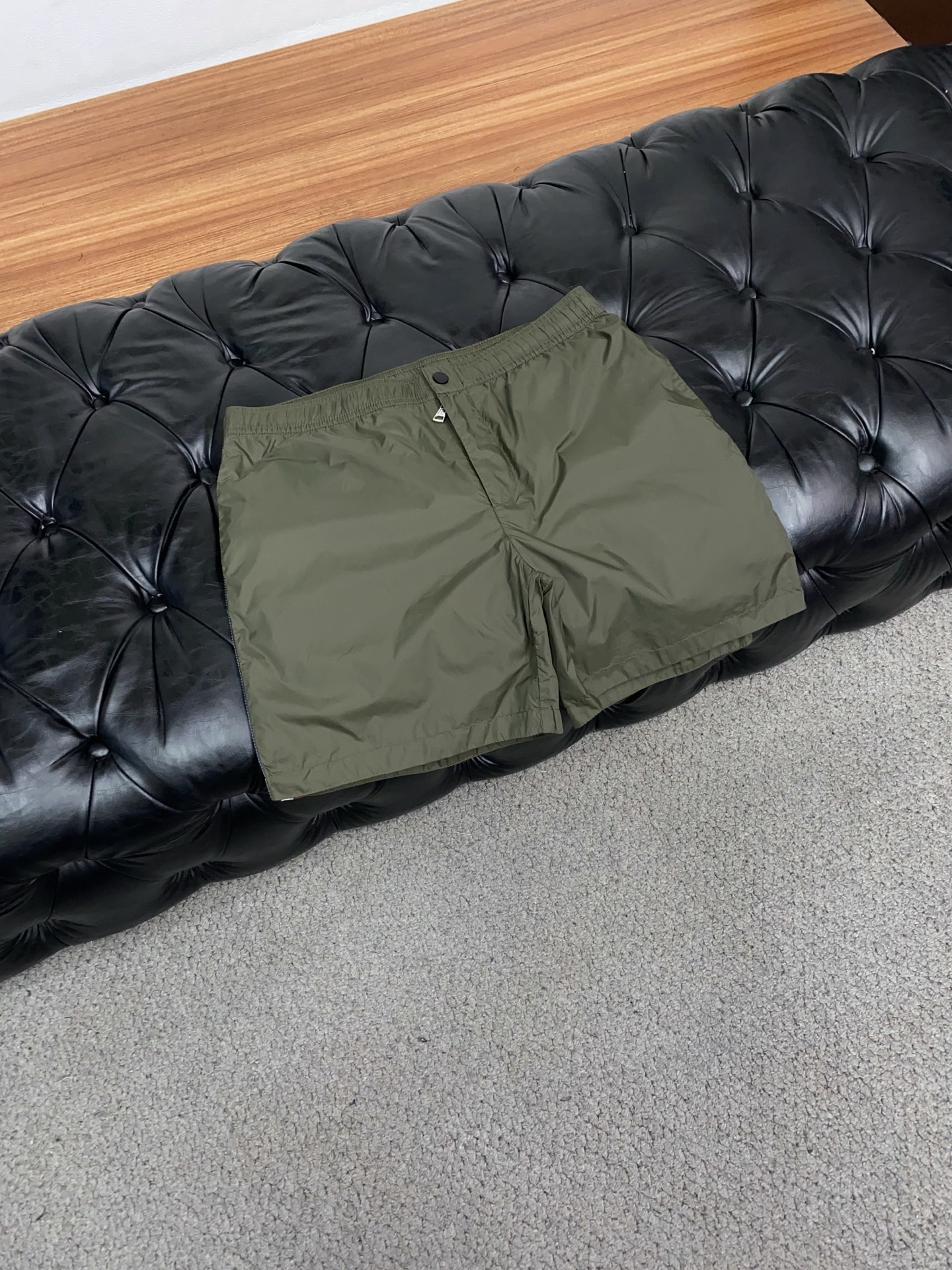 Moncler 蒙口 2026新款速干短袖 这款短裤采用高密速干锦纶面料，触感轻薄顺滑，兼具良好的抗皱性