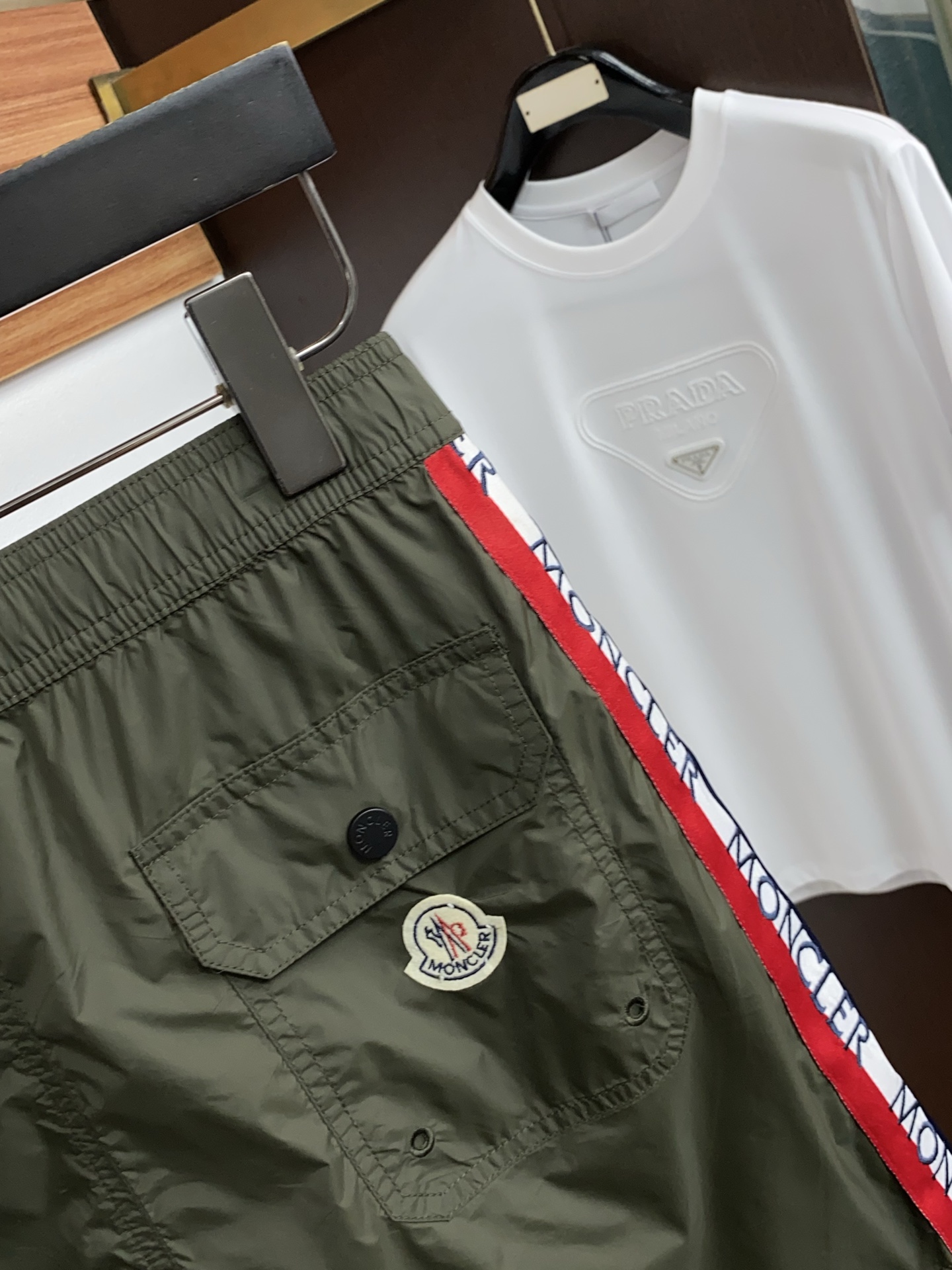Moncler 蒙口 2026新款速干短袖 这款短裤采用高密速干锦纶面料，触感轻薄顺滑，兼具良好的抗皱性