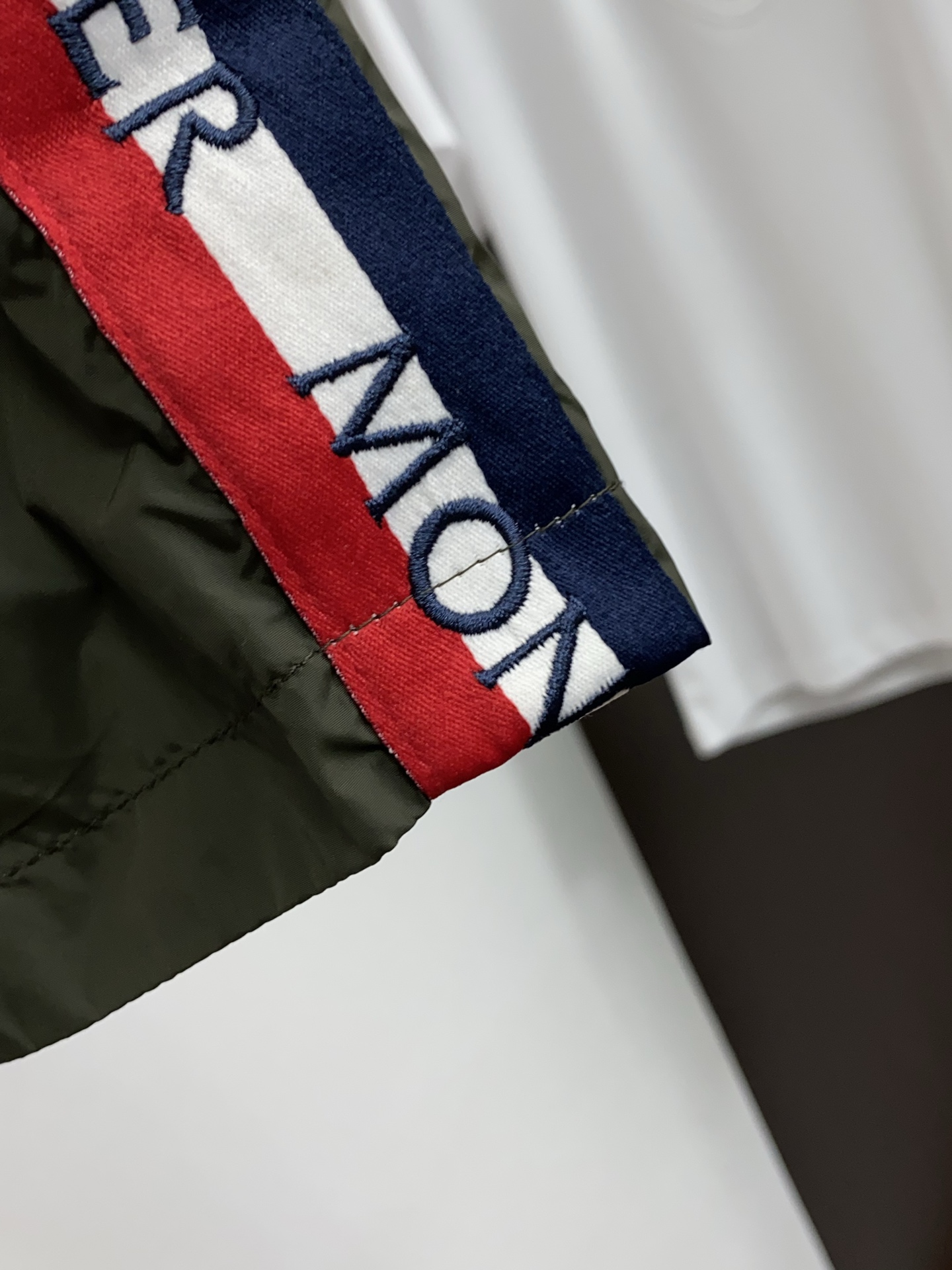 Moncler 蒙口 2026新款速干短袖 这款短裤采用高密速干锦纶面料，触感轻薄顺滑，兼具良好的抗皱性