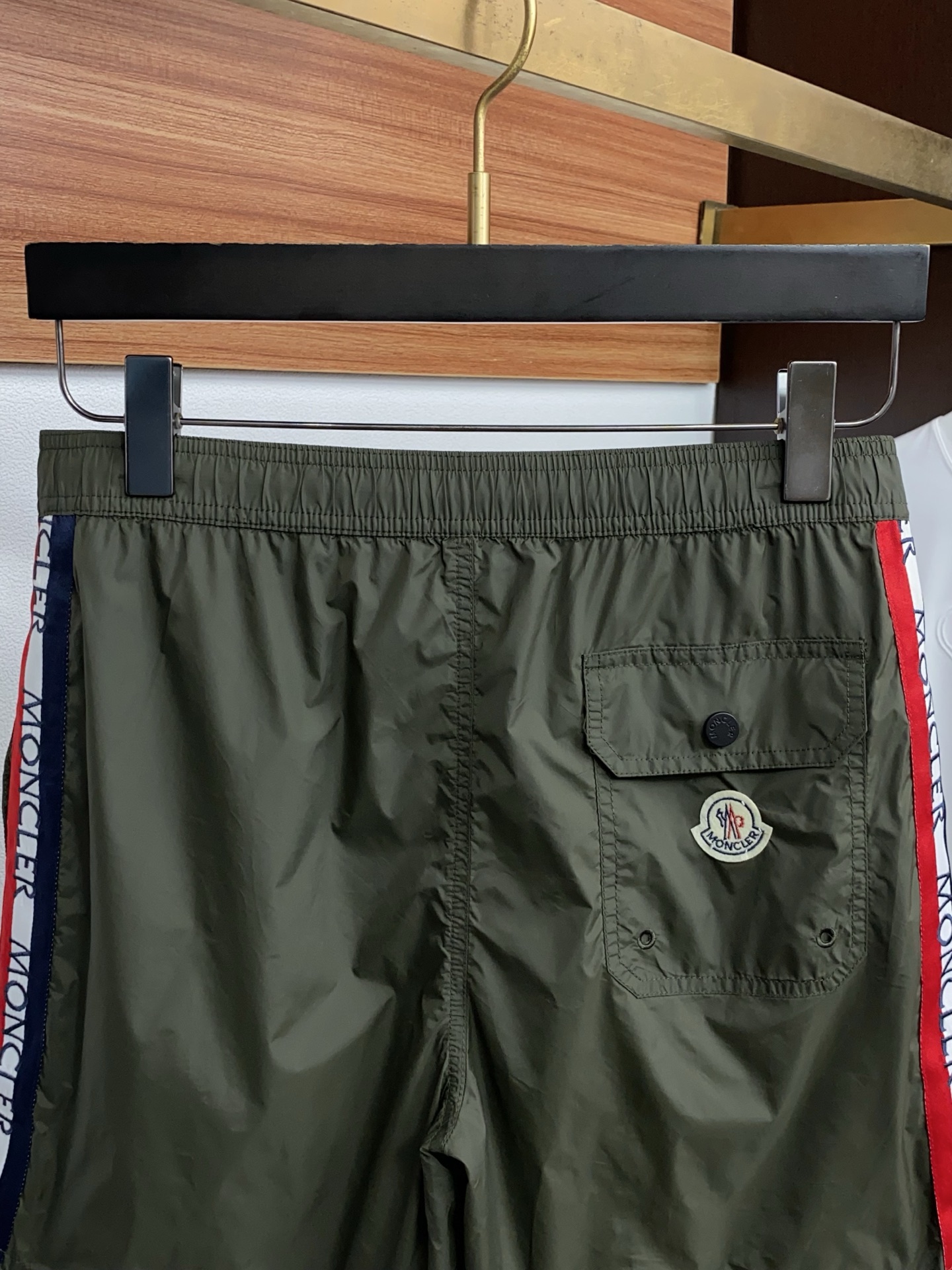 Moncler 蒙口 2026新款速干短袖 这款短裤采用高密速干锦纶面料，触感轻薄顺滑，兼具良好的抗皱性