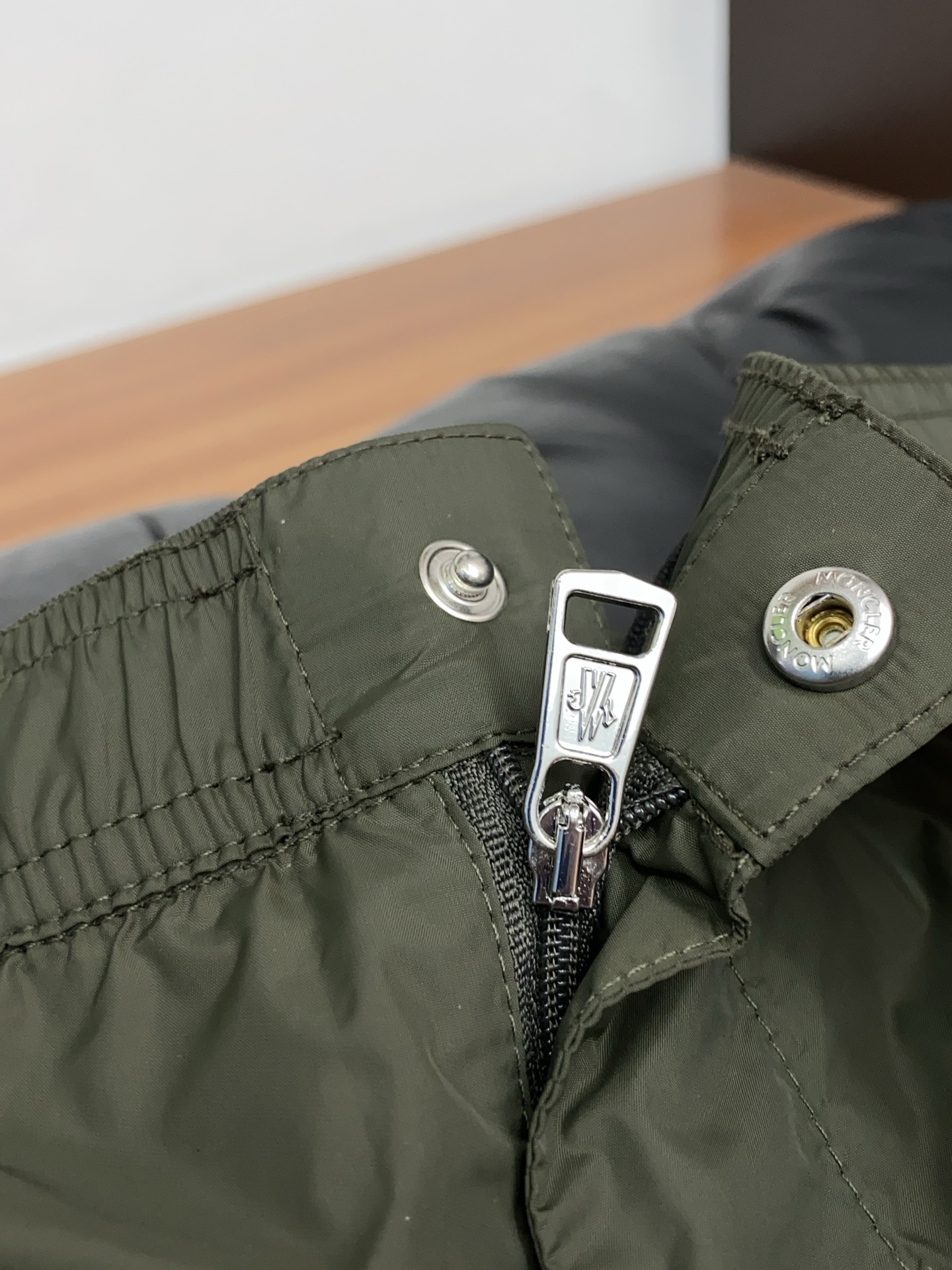 Moncler 蒙口 2026新款速干短袖 这款短裤采用高密速干锦纶面料，触感轻薄顺滑，兼具良好的抗皱性