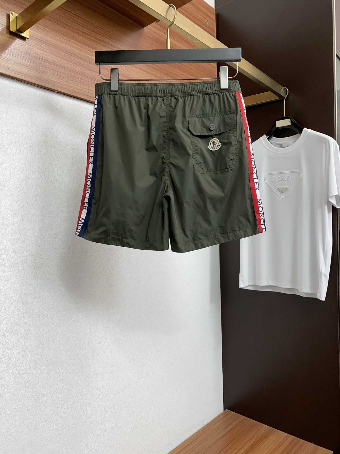 Moncler 蒙口 2026新款速干短袖 这款短裤采用高密速干锦纶面料，触感轻薄顺滑，兼具良好的抗皱性