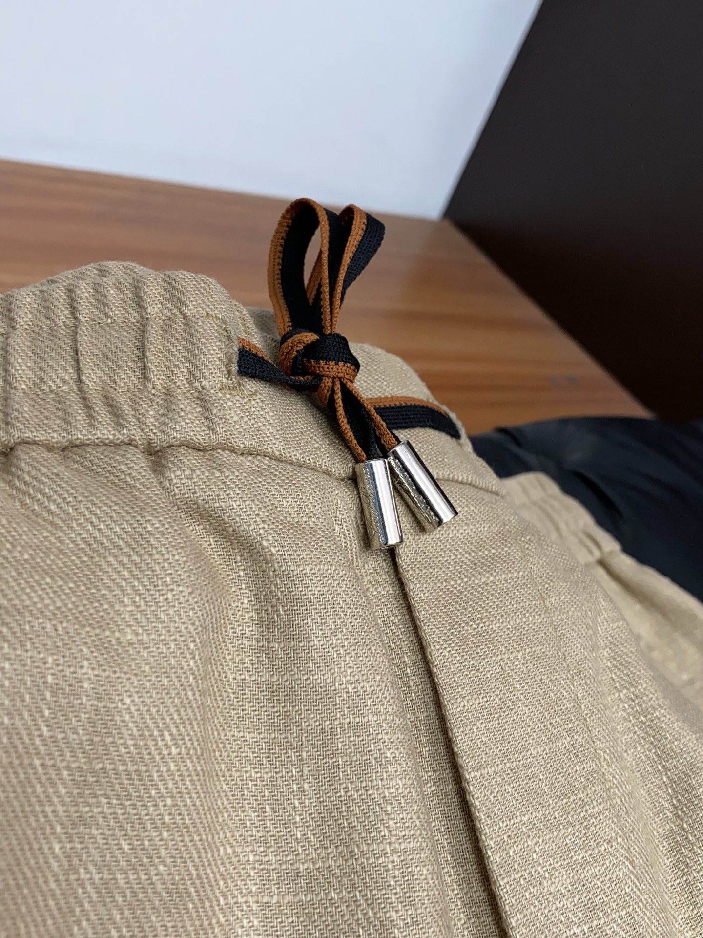杰尼亚 春夏新款休闲短裤 品牌经典系列麻料短裤面料 舒适度极好，手触感强烈。原版品牌织带装饰 辨识度极高