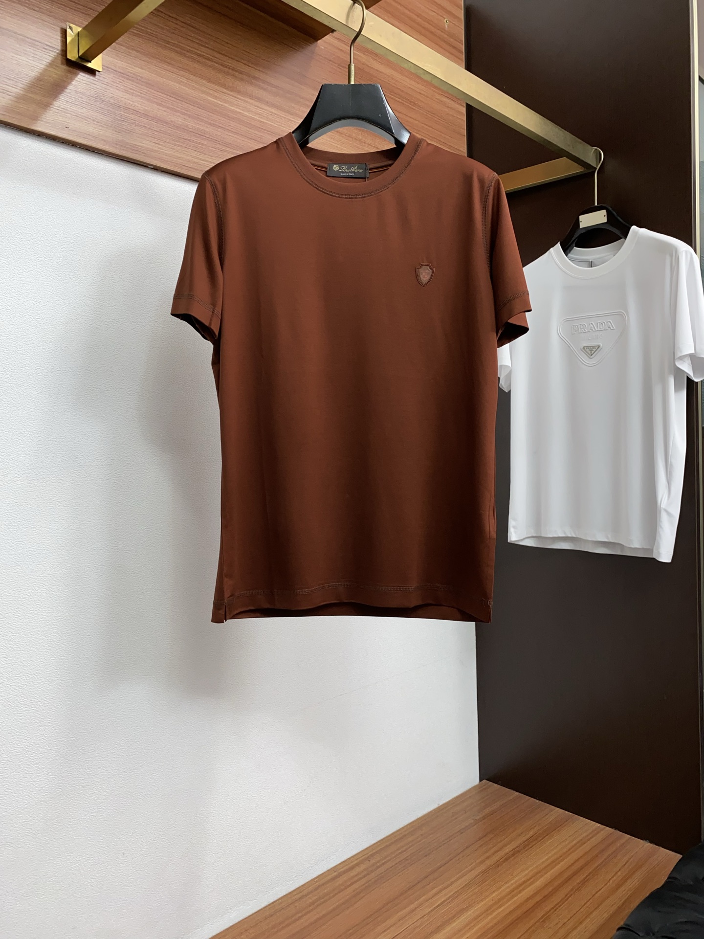 Loro Piana 诺悠翩雅 2026春夏新品圆领短袖 极简的衣身造型！顶级双面丝光棉质地 整体的触感
