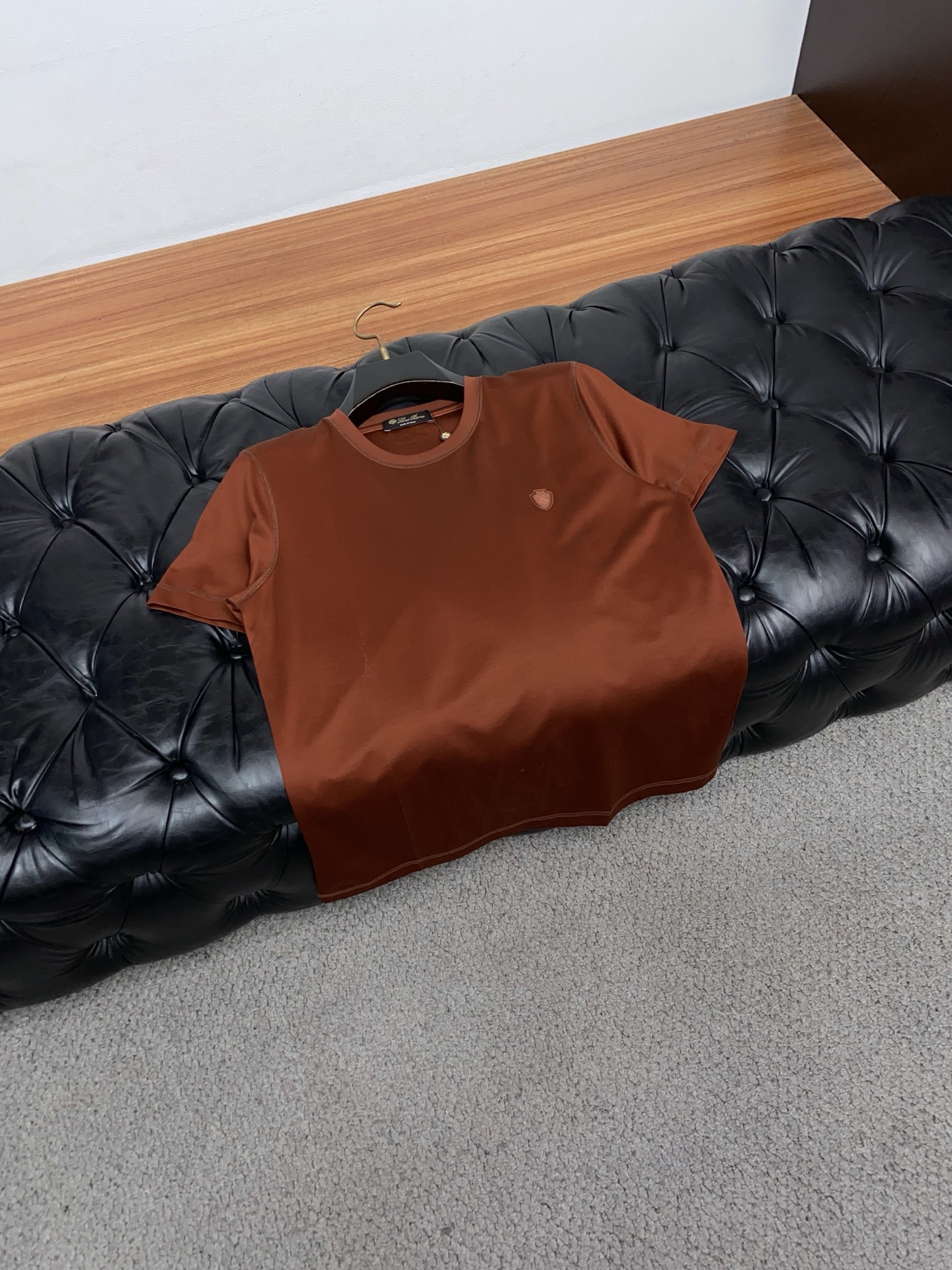 Loro Piana 诺悠翩雅 2026春夏新品圆领短袖 极简的衣身造型！顶级双面丝光棉质地 整体的触感