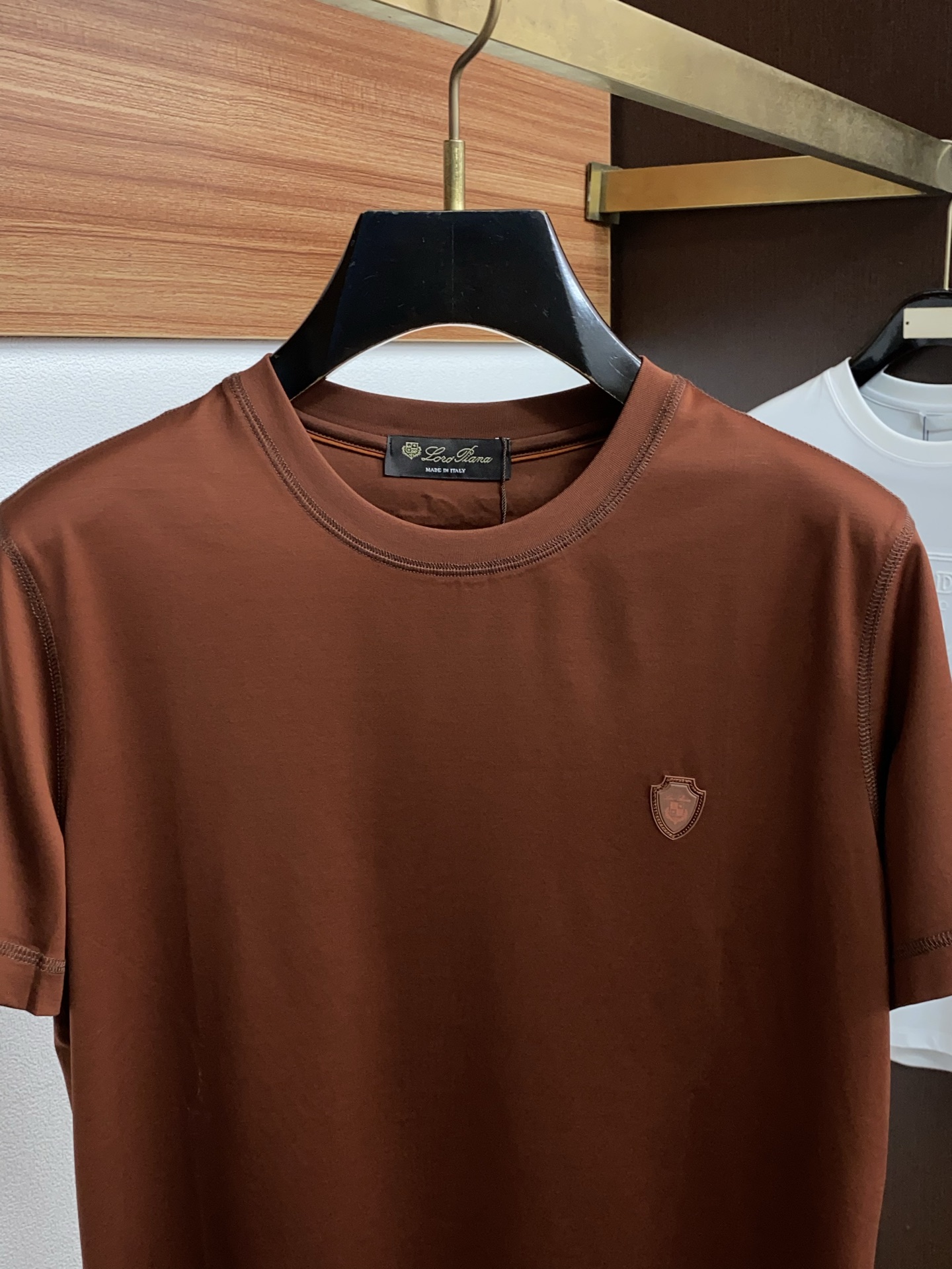 Loro Piana 诺悠翩雅 2026春夏新品圆领短袖 极简的衣身造型！顶级双面丝光棉质地 整体的触感