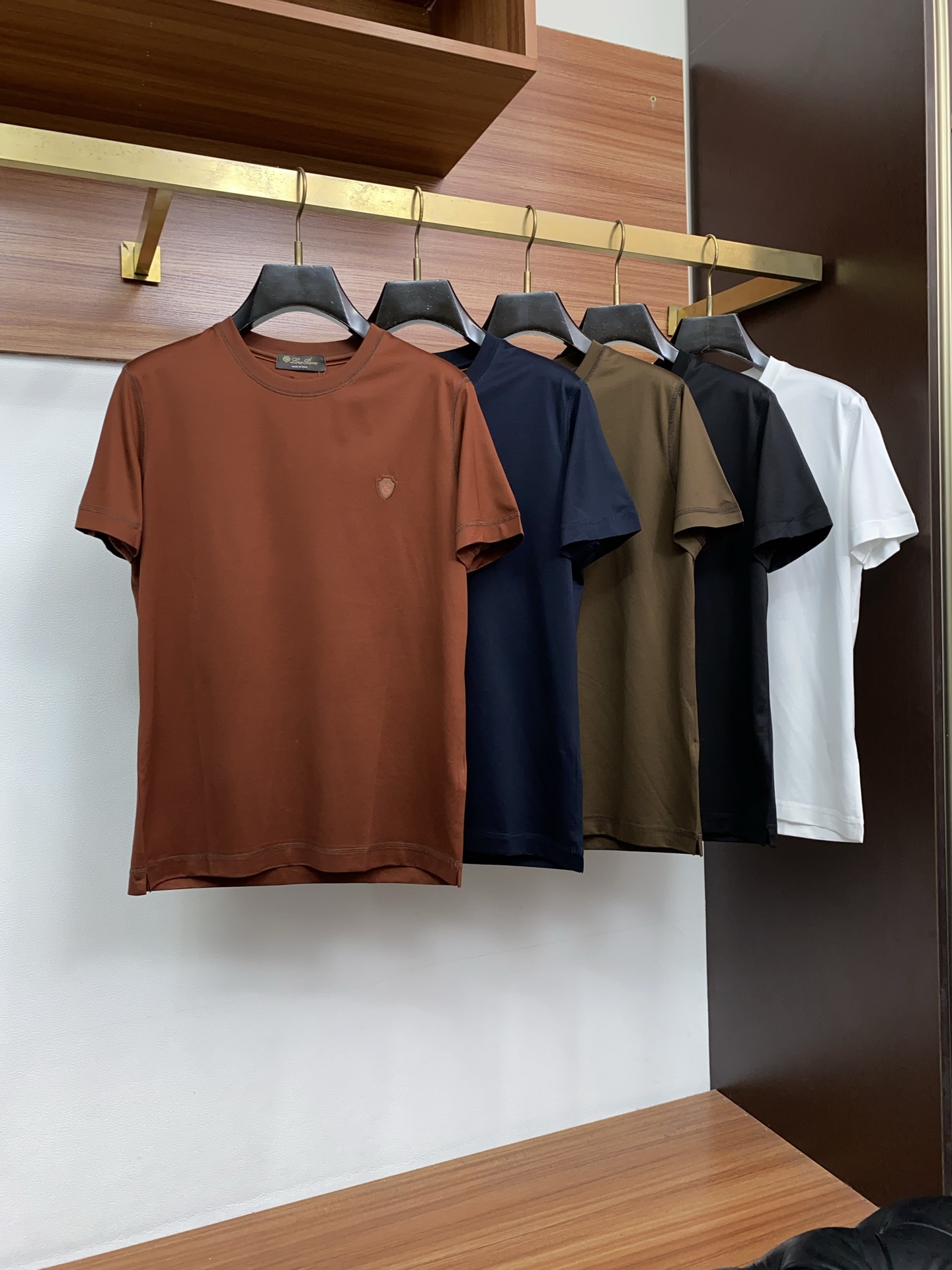 Loro Piana 诺悠翩雅 2026春夏新品圆领短袖 极简的衣身造型！顶级双面丝光棉质地 整体的触感