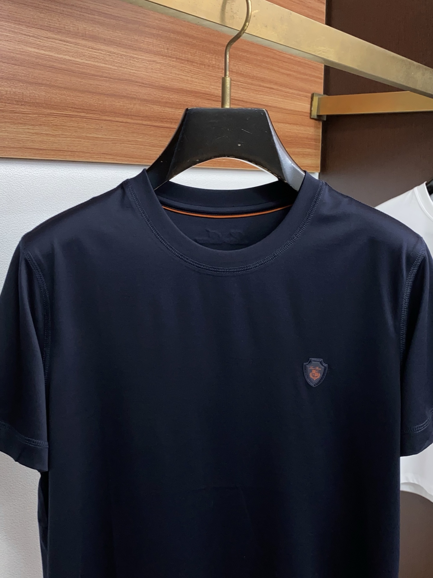 Loro Piana 诺悠翩雅 2026春夏新品圆领短袖 极简的衣身造型！顶级双面丝光棉质地 整体的触感