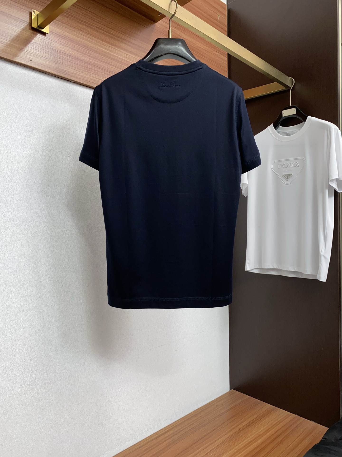 Loro Piana 诺悠翩雅 2026春夏新品圆领短袖 极简的衣身造型！顶级双面丝光棉质地 整体的触感