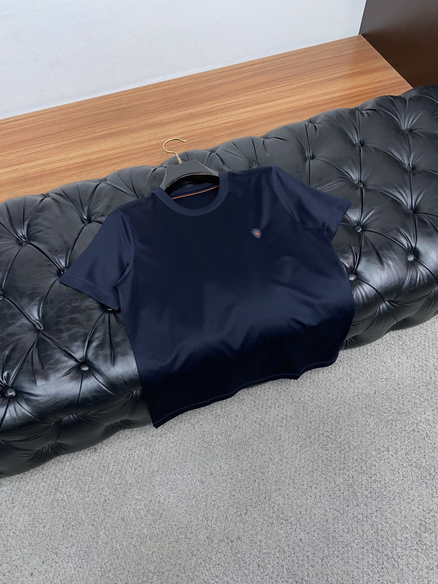 Loro Piana 诺悠翩雅 2026春夏新品圆领短袖 极简的衣身造型！顶级双面丝光棉质地 整体的触感