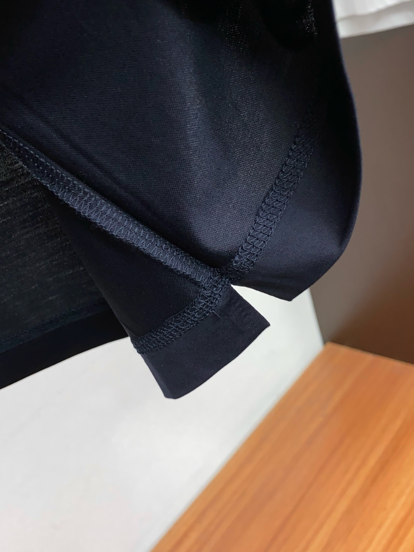Loro Piana 诺悠翩雅 2026春夏新品圆领短袖 极简的衣身造型！顶级双面丝光棉质地 整体的触感