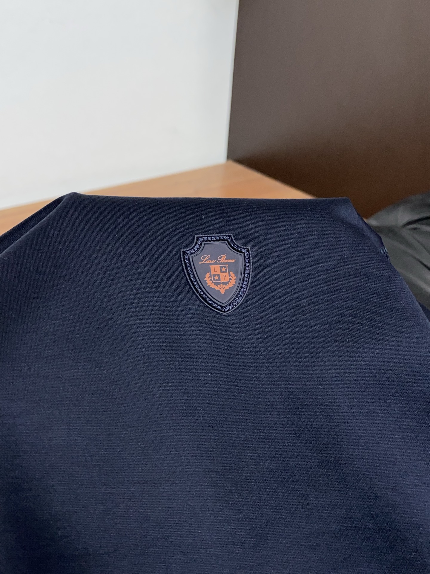Loro Piana 诺悠翩雅 2026春夏新品圆领短袖 极简的衣身造型！顶级双面丝光棉质地 整体的触感