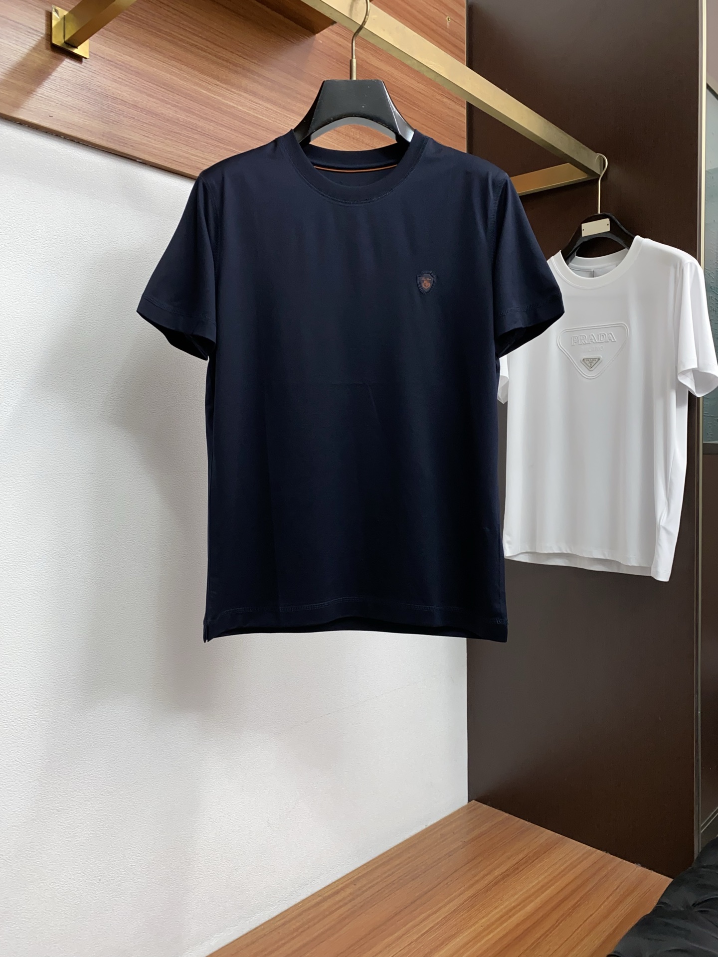 Loro Piana 诺悠翩雅 2026春夏新品圆领短袖 极简的衣身造型！顶级双面丝光棉质地 整体的触感