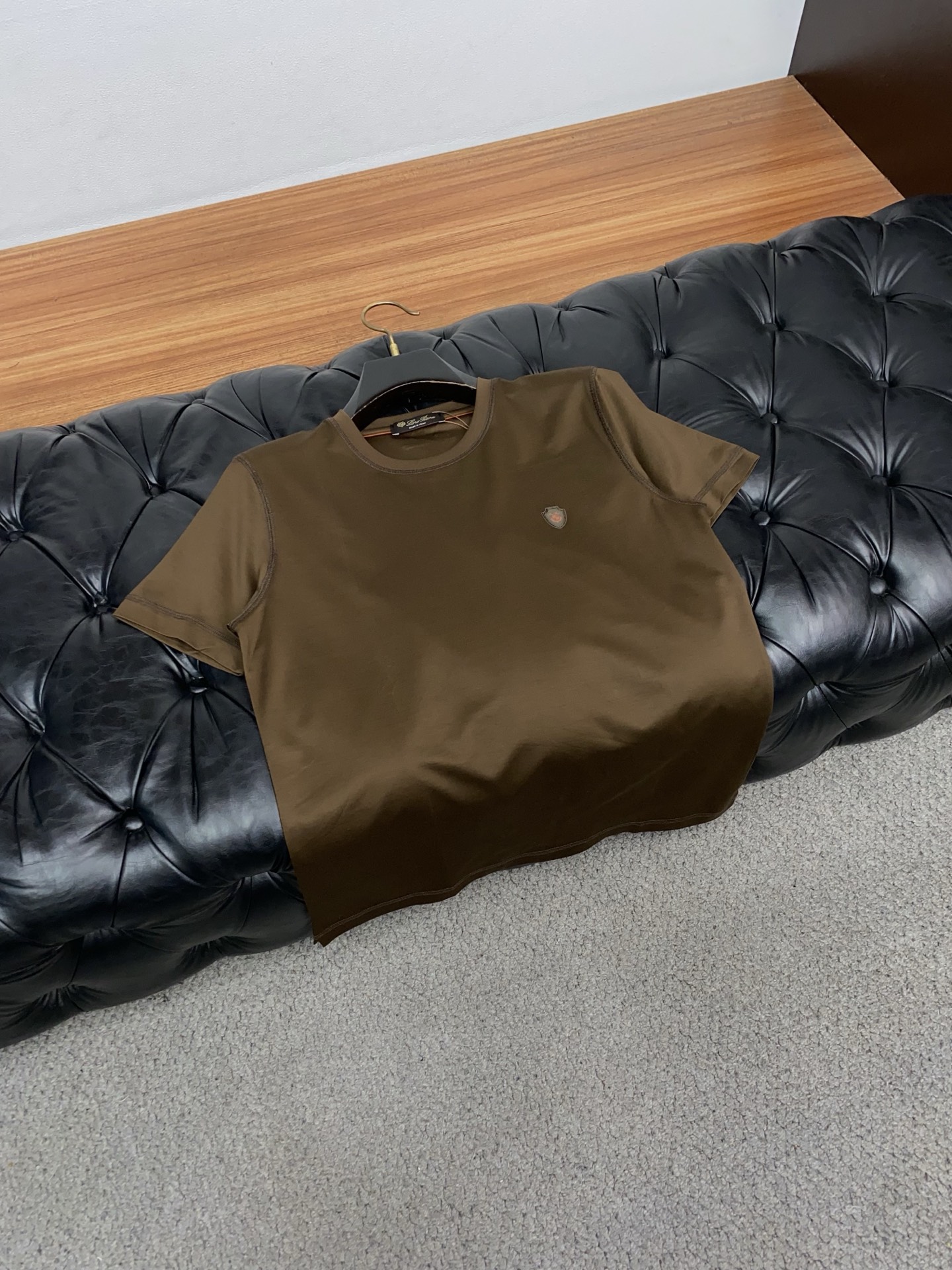 Loro Piana 诺悠翩雅 2026春夏新品圆领短袖 极简的衣身造型！顶级双面丝光棉质地 整体的触感