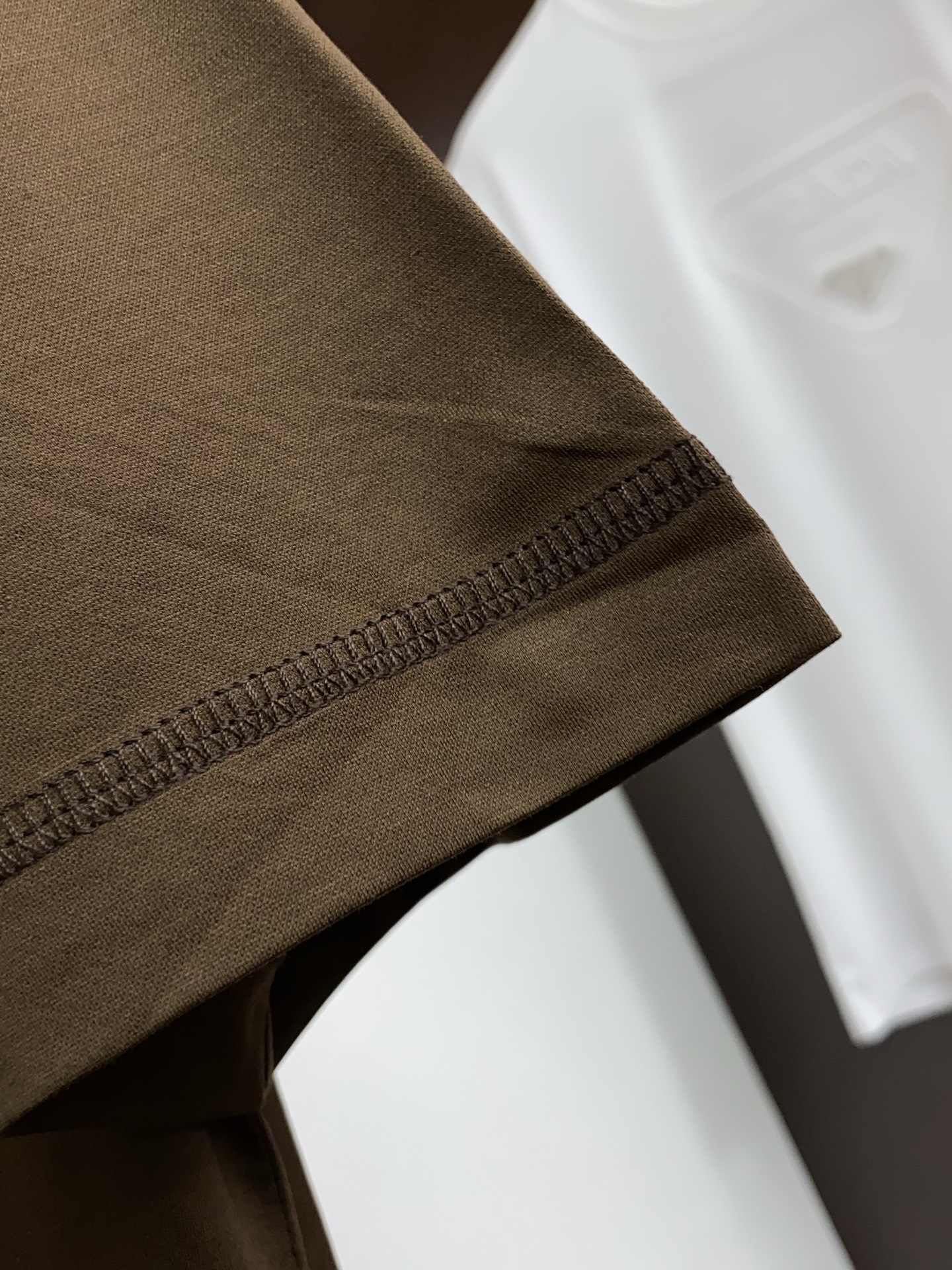 Loro Piana 诺悠翩雅 2026春夏新品圆领短袖 极简的衣身造型！顶级双面丝光棉质地 整体的触感