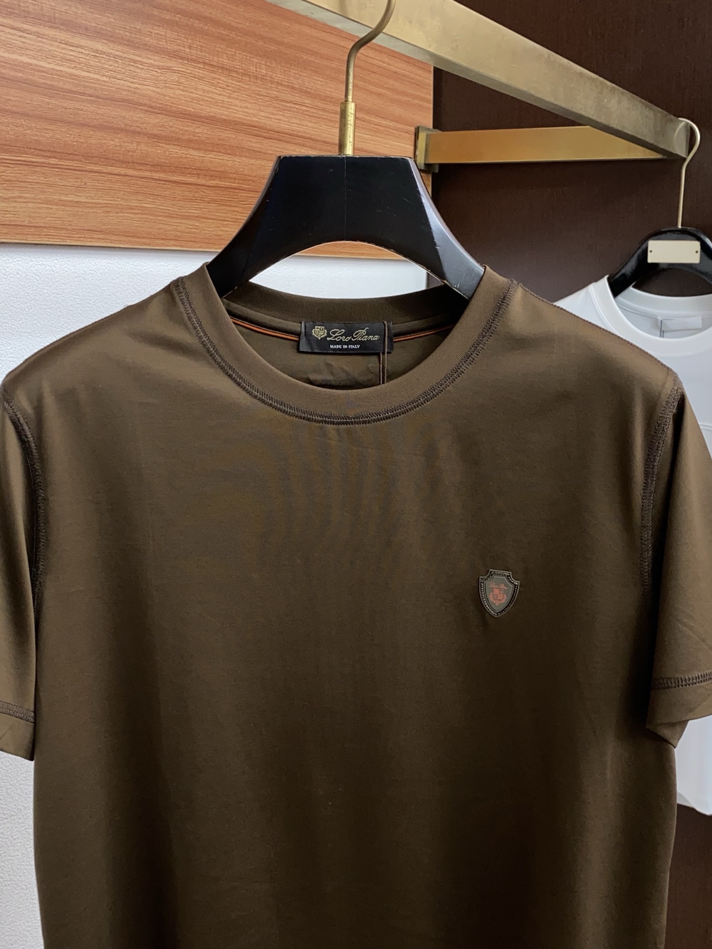 Loro Piana 诺悠翩雅 2026春夏新品圆领短袖 极简的衣身造型！顶级双面丝光棉质地 整体的触感