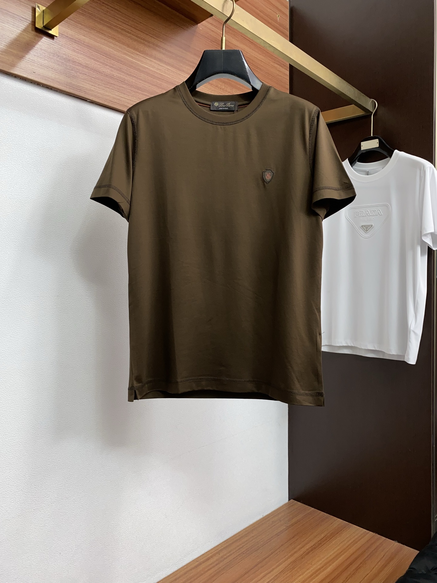 Loro Piana 诺悠翩雅 2026春夏新品圆领短袖 极简的衣身造型！顶级双面丝光棉质地 整体的触感