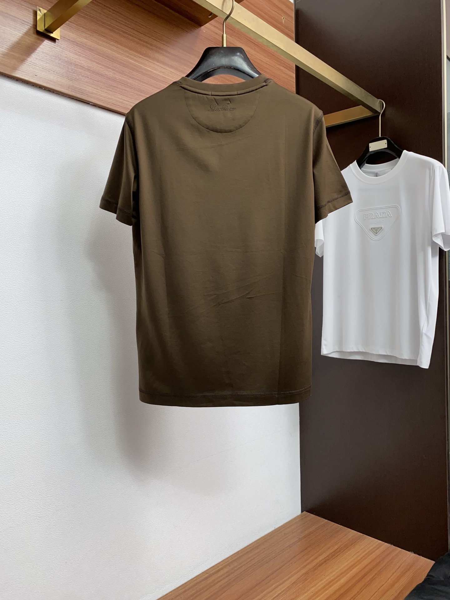 Loro Piana 诺悠翩雅 2026春夏新品圆领短袖 极简的衣身造型！顶级双面丝光棉质地 整体的触感