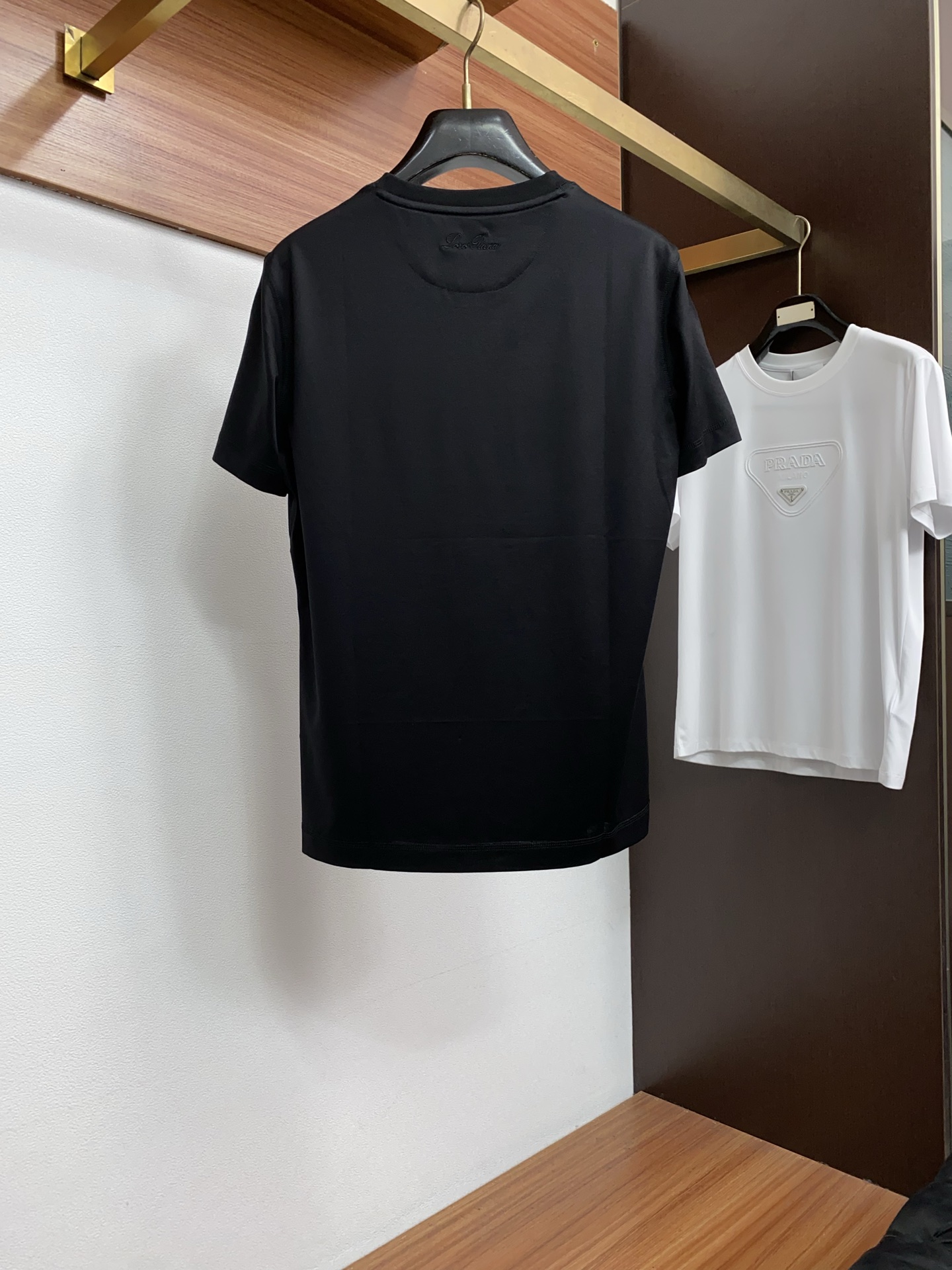 Loro Piana 诺悠翩雅 2026春夏新品圆领短袖 极简的衣身造型！顶级双面丝光棉质地 整体的触感