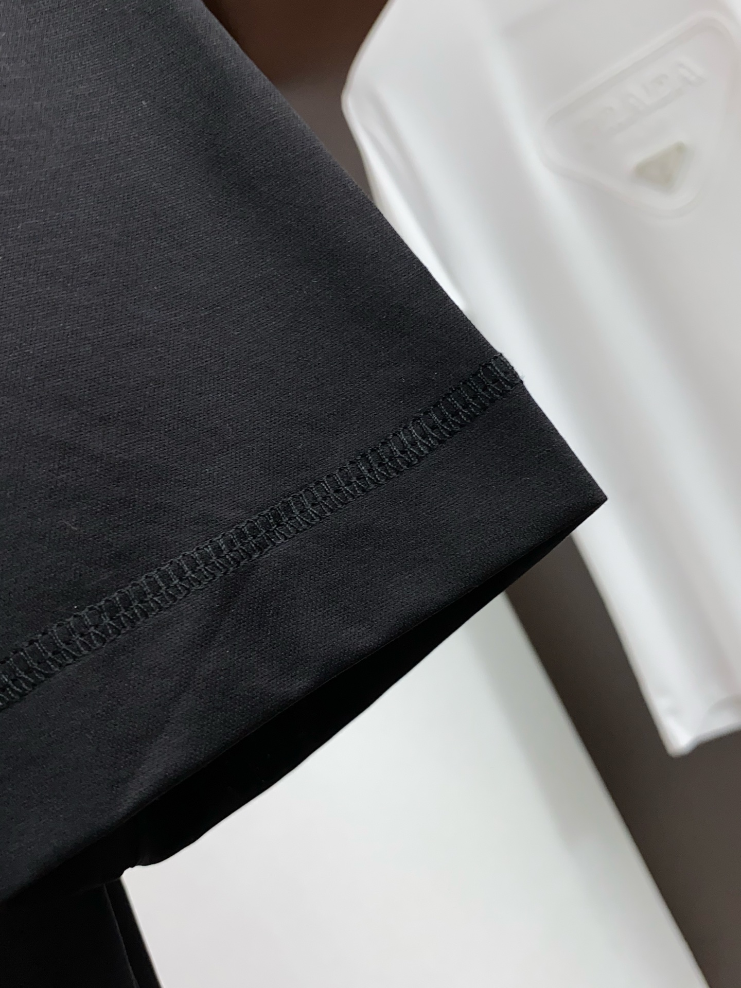 Loro Piana 诺悠翩雅 2026春夏新品圆领短袖 极简的衣身造型！顶级双面丝光棉质地 整体的触感