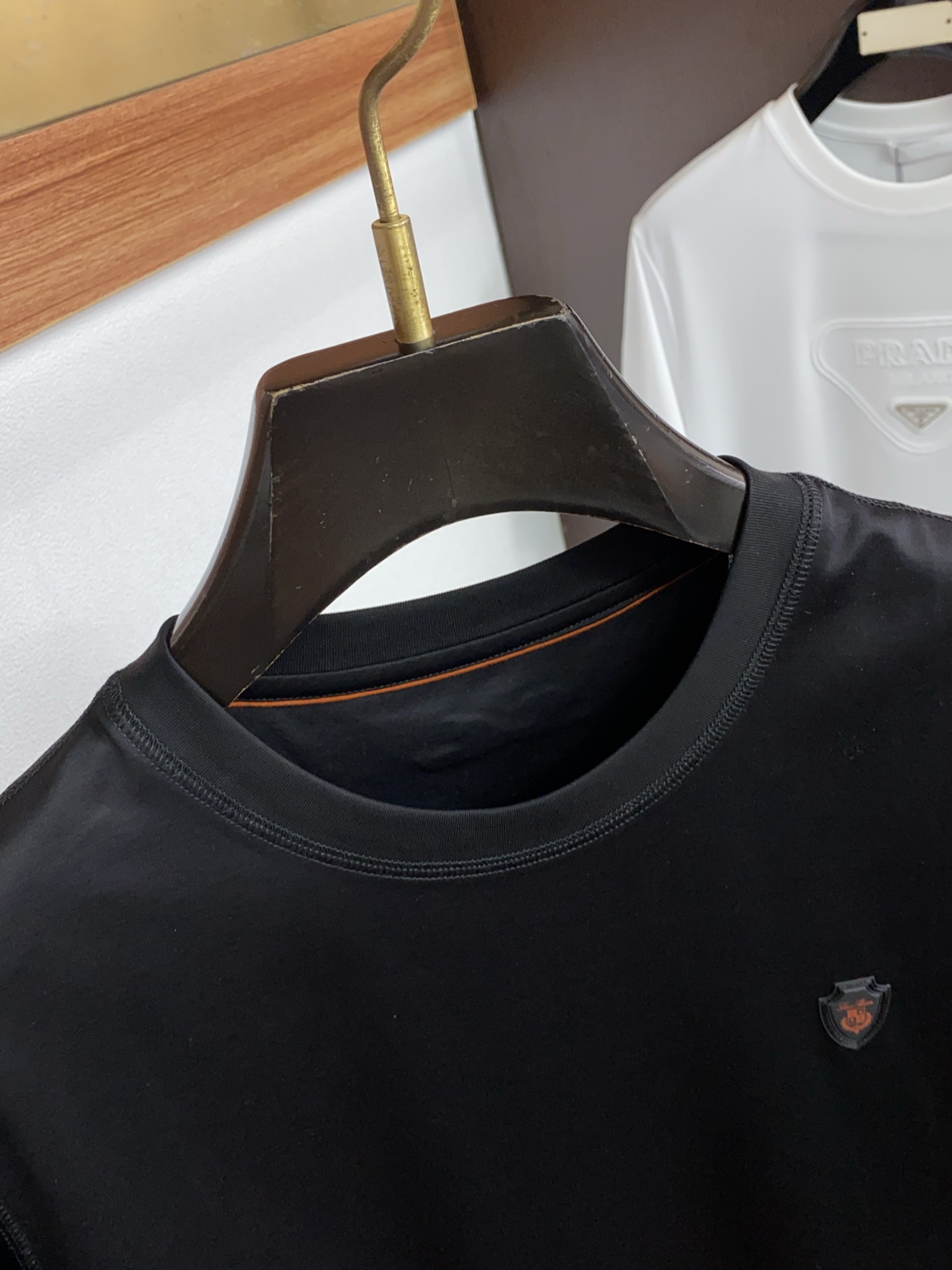 Loro Piana 诺悠翩雅 2026春夏新品圆领短袖 极简的衣身造型！顶级双面丝光棉质地 整体的触感