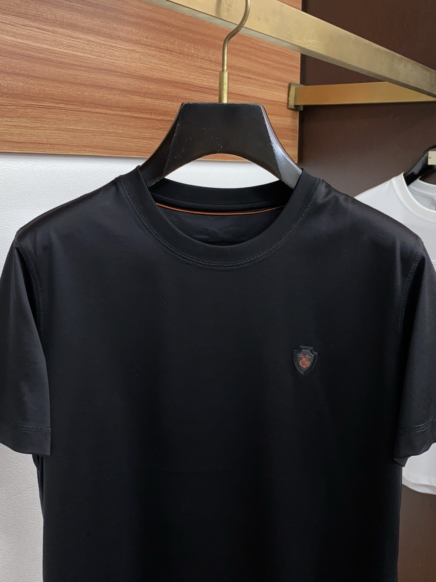 Loro Piana 诺悠翩雅 2026春夏新品圆领短袖 极简的衣身造型！顶级双面丝光棉质地 整体的触感