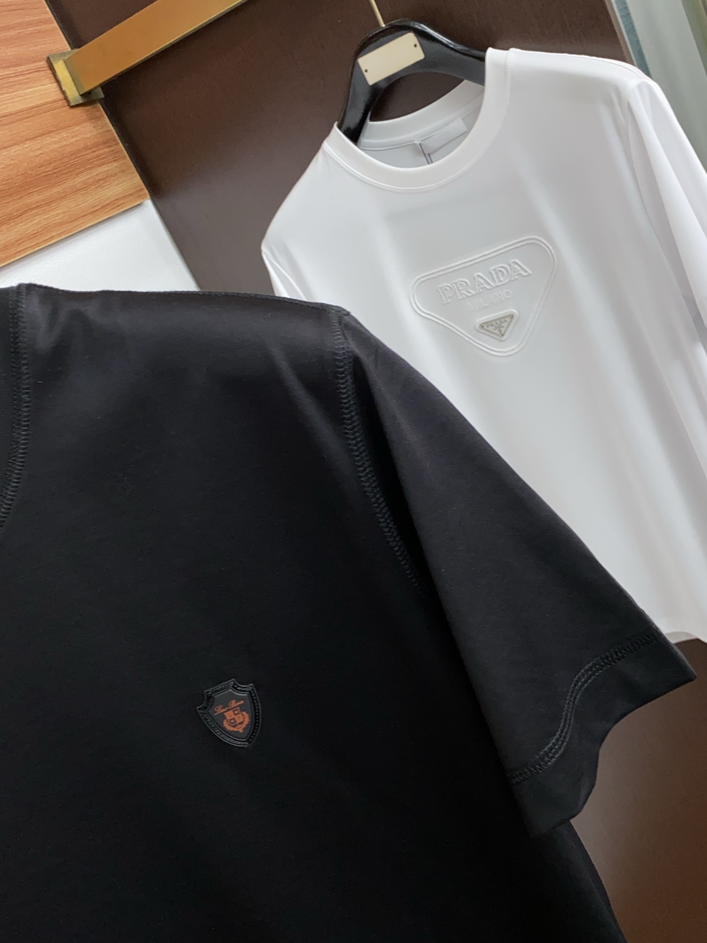 Loro Piana 诺悠翩雅 2026春夏新品圆领短袖 极简的衣身造型！顶级双面丝光棉质地 整体的触感