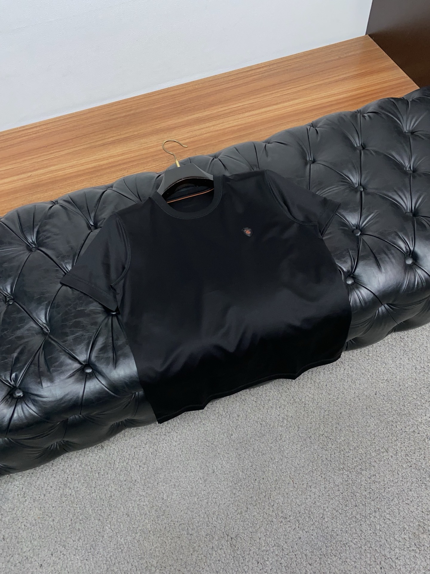 Loro Piana 诺悠翩雅 2026春夏新品圆领短袖 极简的衣身造型！顶级双面丝光棉质地 整体的触感