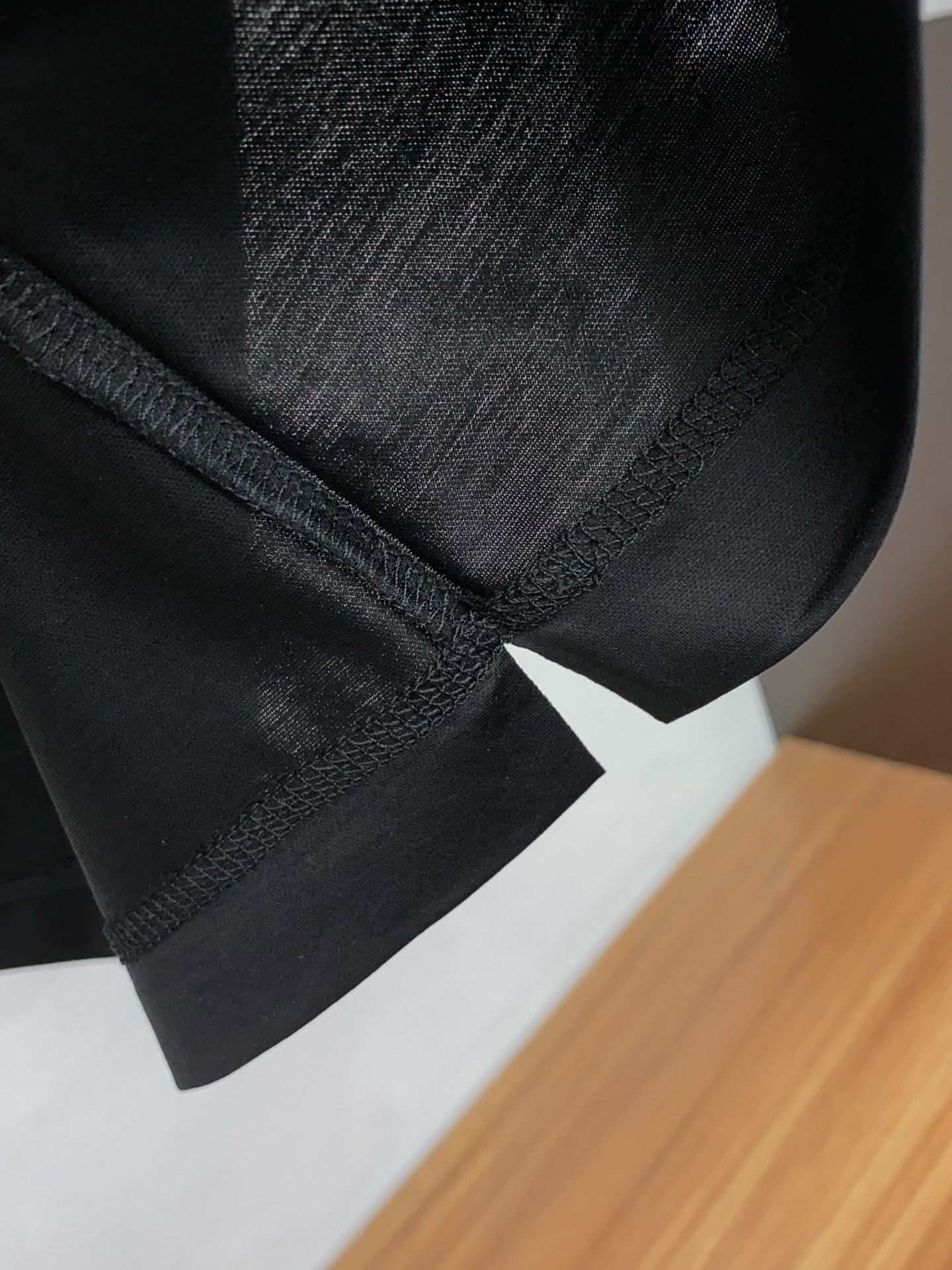 Loro Piana 诺悠翩雅 2026春夏新品圆领短袖 极简的衣身造型！顶级双面丝光棉质地 整体的触感