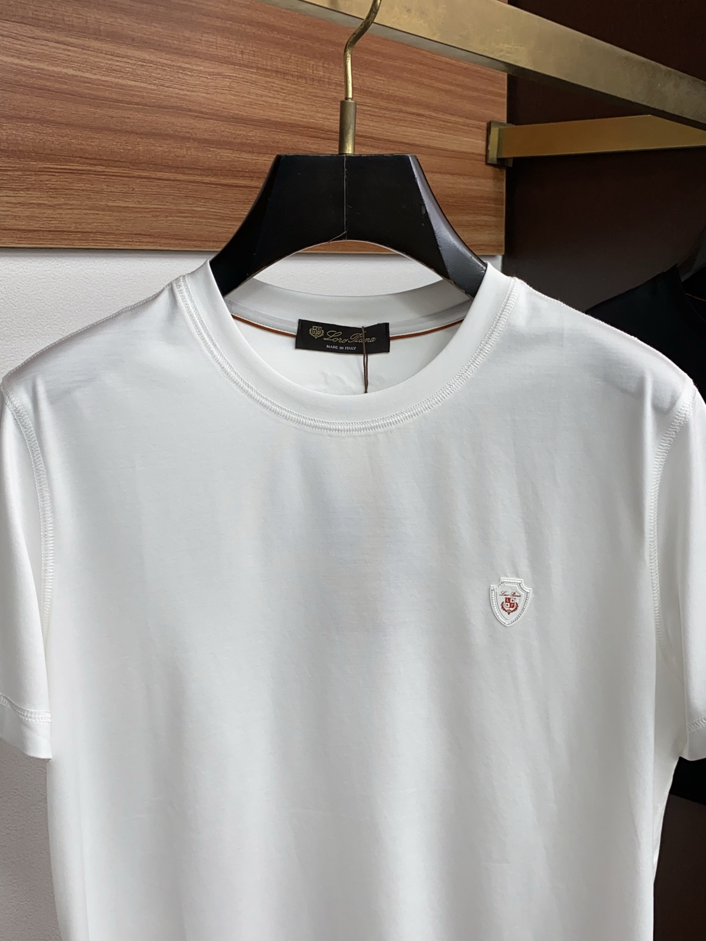 Loro Piana 诺悠翩雅 2026春夏新品圆领短袖 极简的衣身造型！顶级双面丝光棉质地 整体的触感
