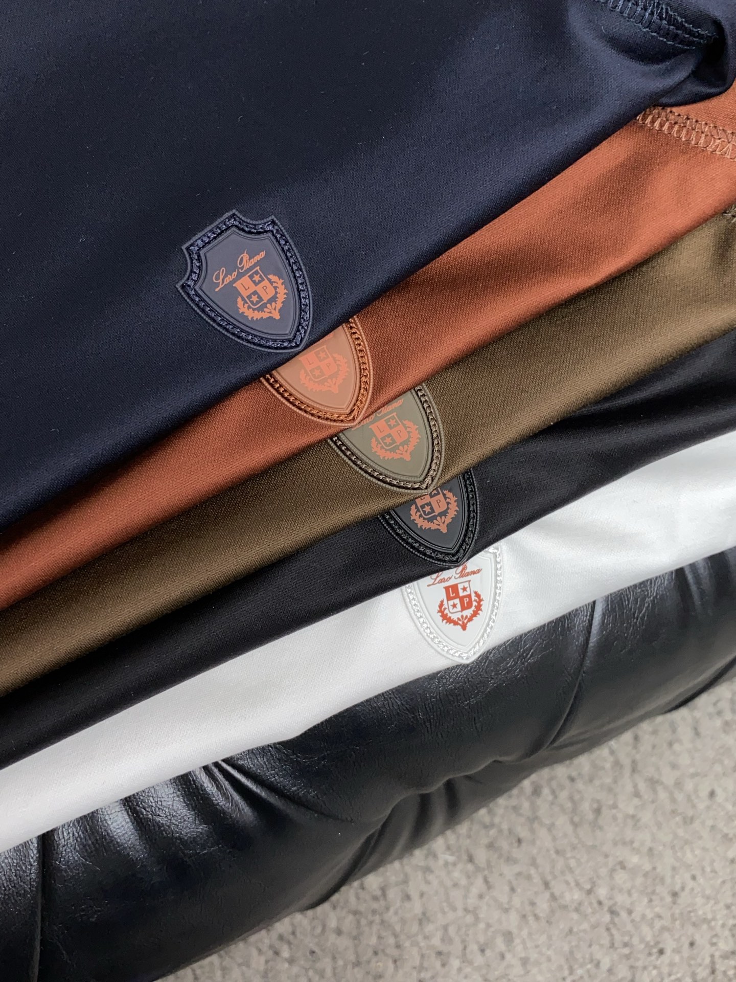 Loro Piana 诺悠翩雅 2026春夏新品圆领短袖 极简的衣身造型！顶级双面丝光棉质地 整体的触感