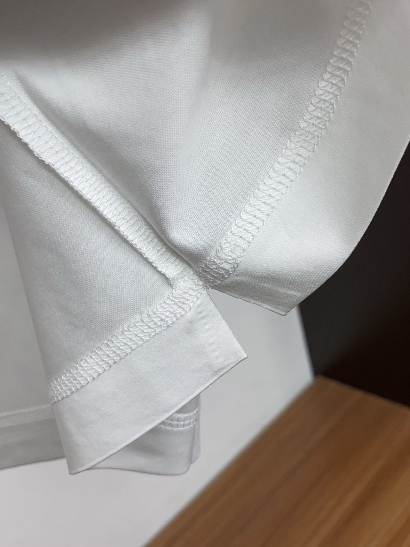 Loro Piana 诺悠翩雅 2026春夏新品圆领短袖 极简的衣身造型！顶级双面丝光棉质地 整体的触感