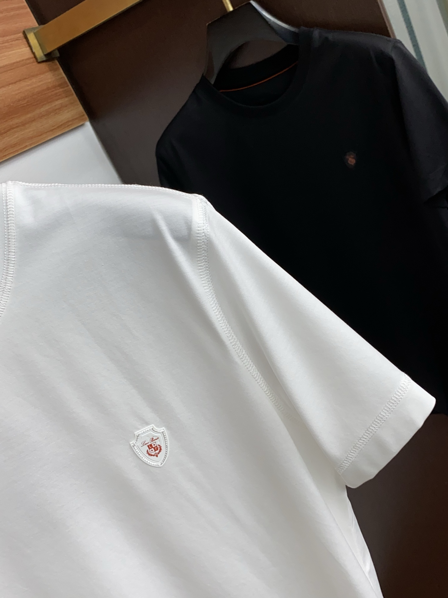 Loro Piana 诺悠翩雅 2026春夏新品圆领短袖 极简的衣身造型！顶级双面丝光棉质地 整体的触感