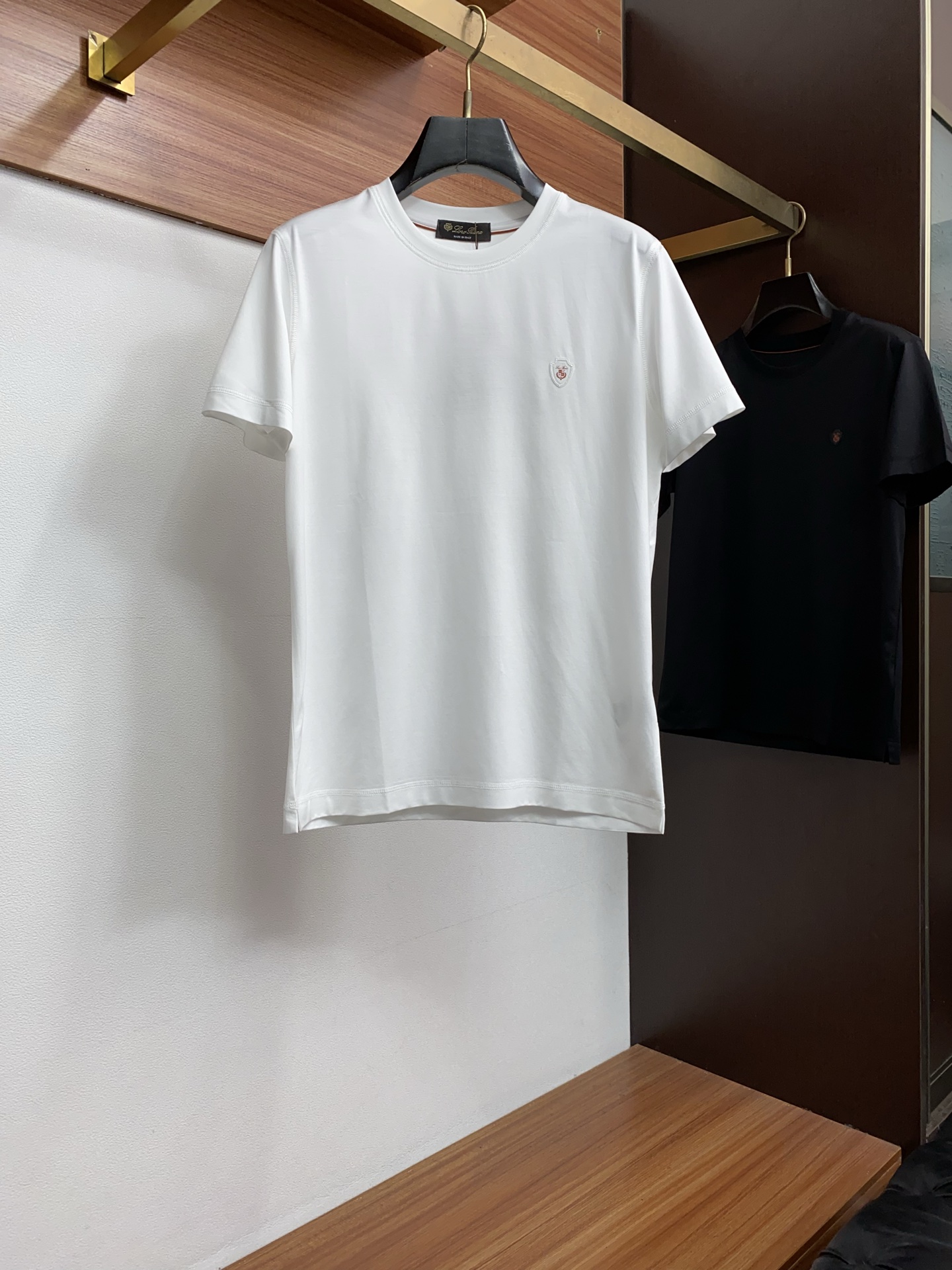 Loro Piana 诺悠翩雅 2026春夏新品圆领短袖 极简的衣身造型！顶级双面丝光棉质地 整体的触感