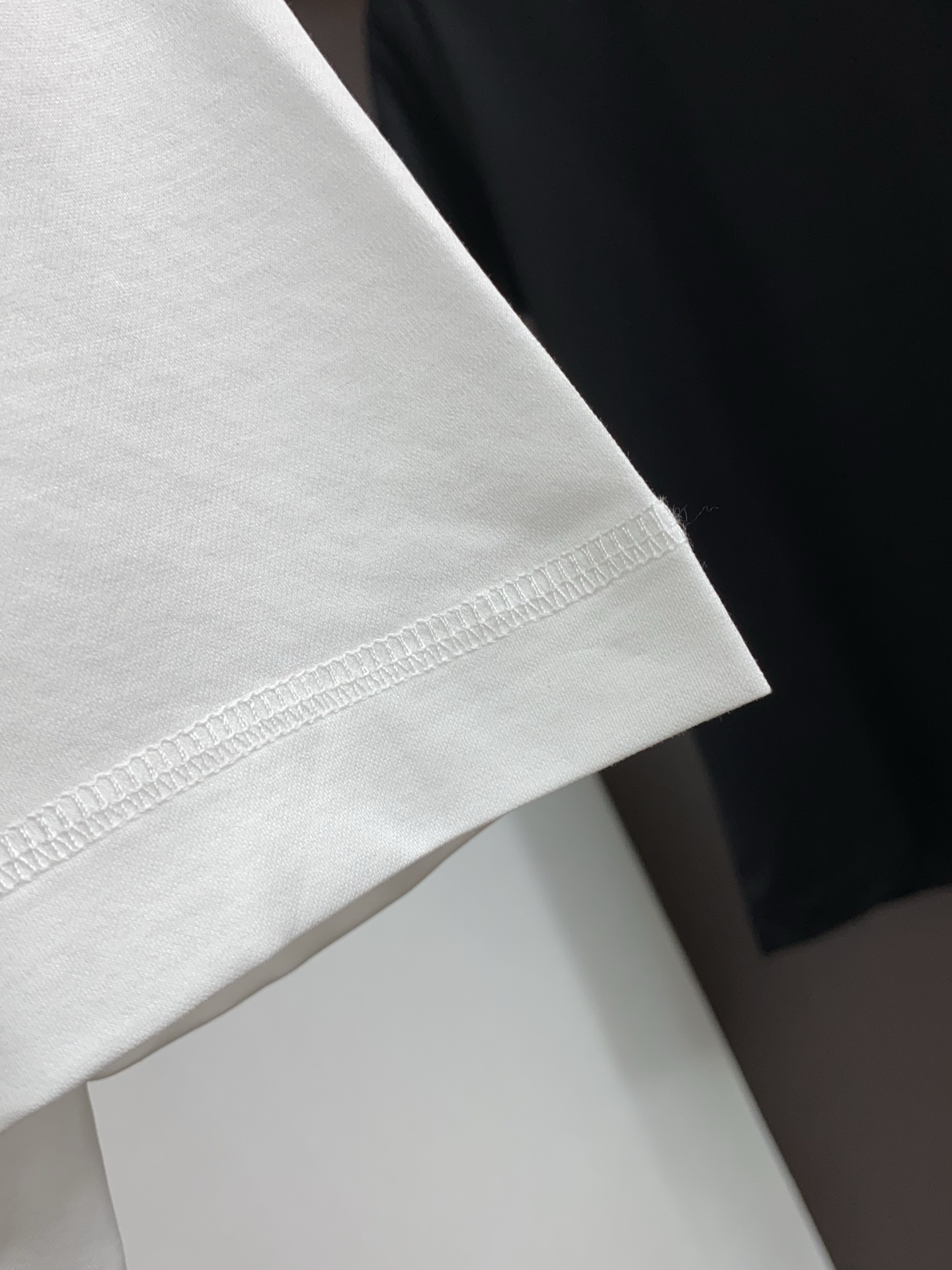 Loro Piana 诺悠翩雅 2026春夏新品圆领短袖 极简的衣身造型！顶级双面丝光棉质地 整体的触感