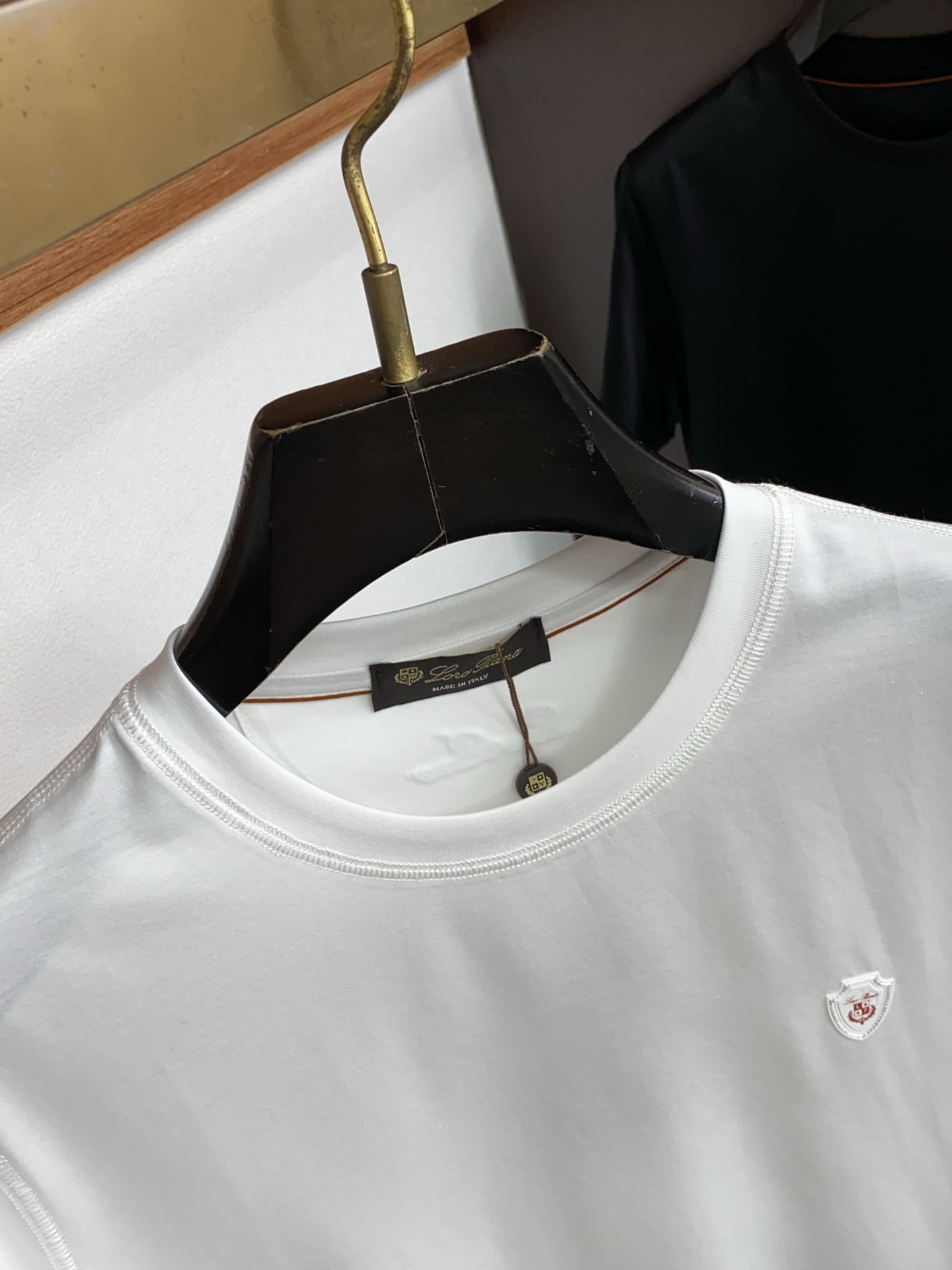 Loro Piana 诺悠翩雅 2026春夏新品圆领短袖 极简的衣身造型！顶级双面丝光棉质地 整体的触感