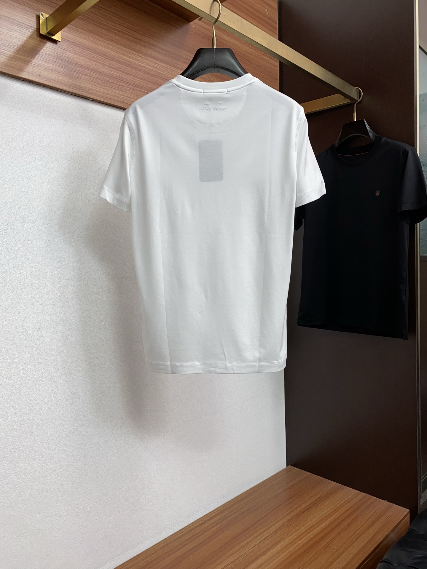 Loro Piana 诺悠翩雅 2026春夏新品圆领短袖 极简的衣身造型！顶级双面丝光棉质地 整体的触感